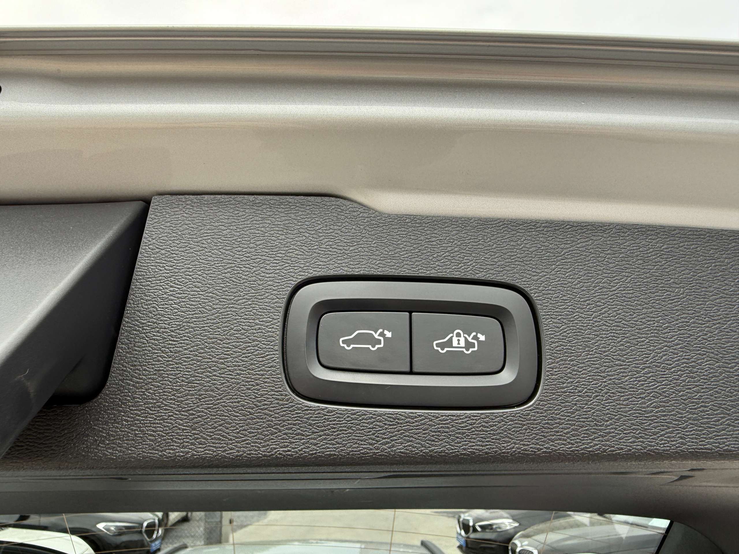 28841156-7ce6-42fa-81c2-271e04c2e6c216-volvo-v60-2-0-b3-automaat-navigatie-harman-kardon-camera-carplay-led.jpg