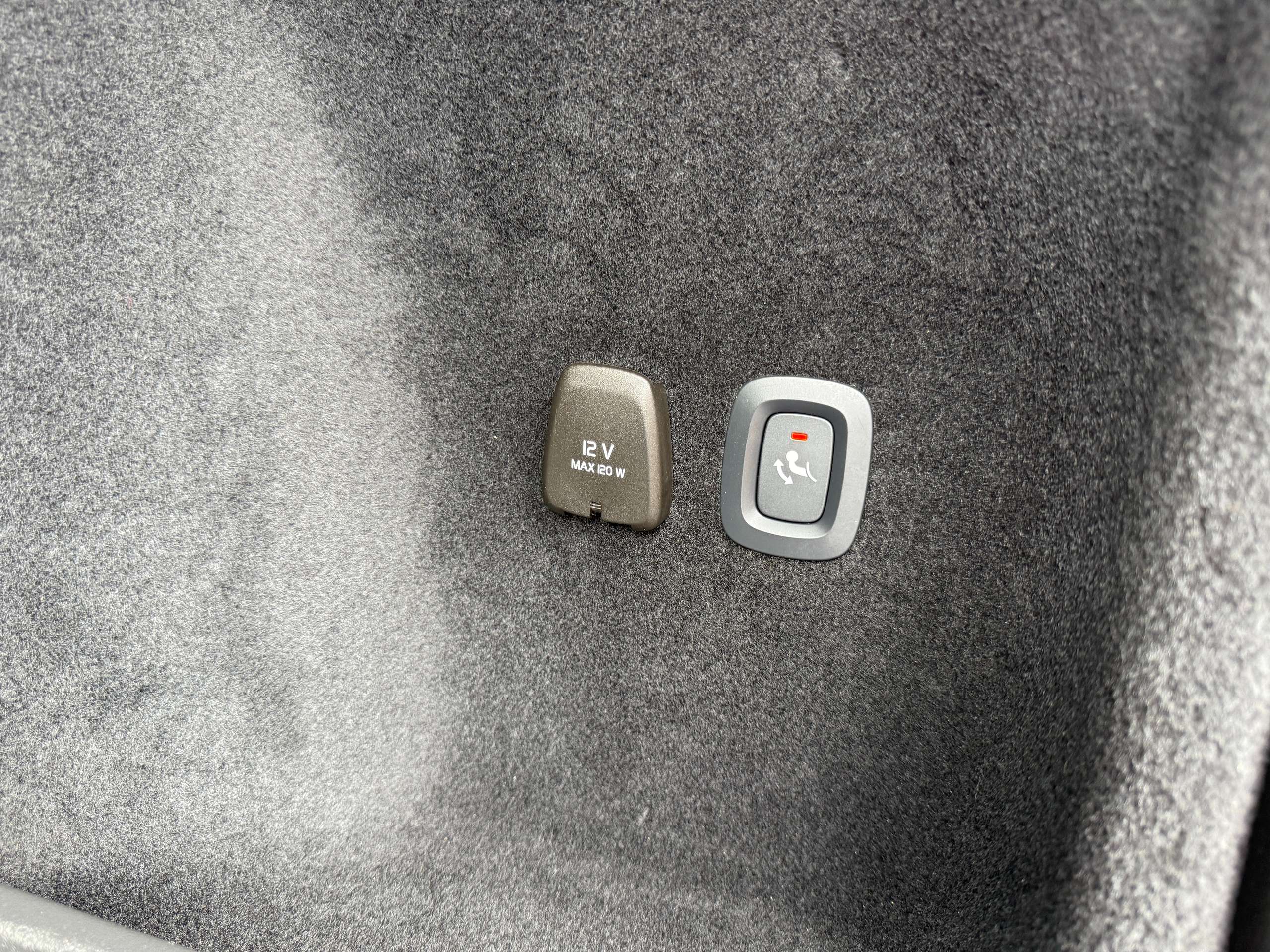 28841156-7ce6-42fa-81c2-271e04c2e6c217-volvo-v60-2-0-b3-automaat-navigatie-harman-kardon-camera-carplay-led.jpg