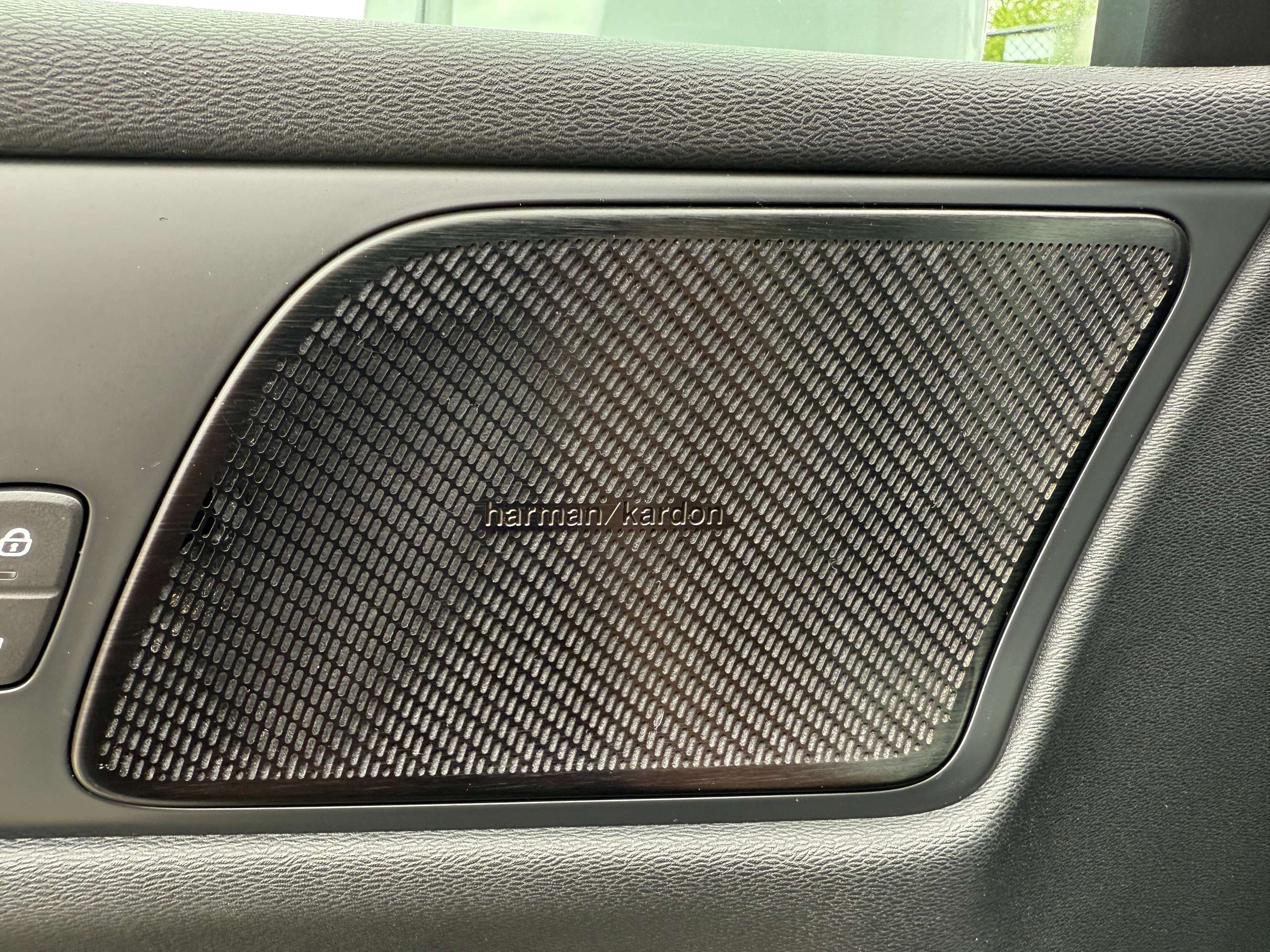 28841156-7ce6-42fa-81c2-271e04c2e6c218-volvo-v60-2-0-b3-automaat-navigatie-harman-kardon-camera-carplay-led.jpg