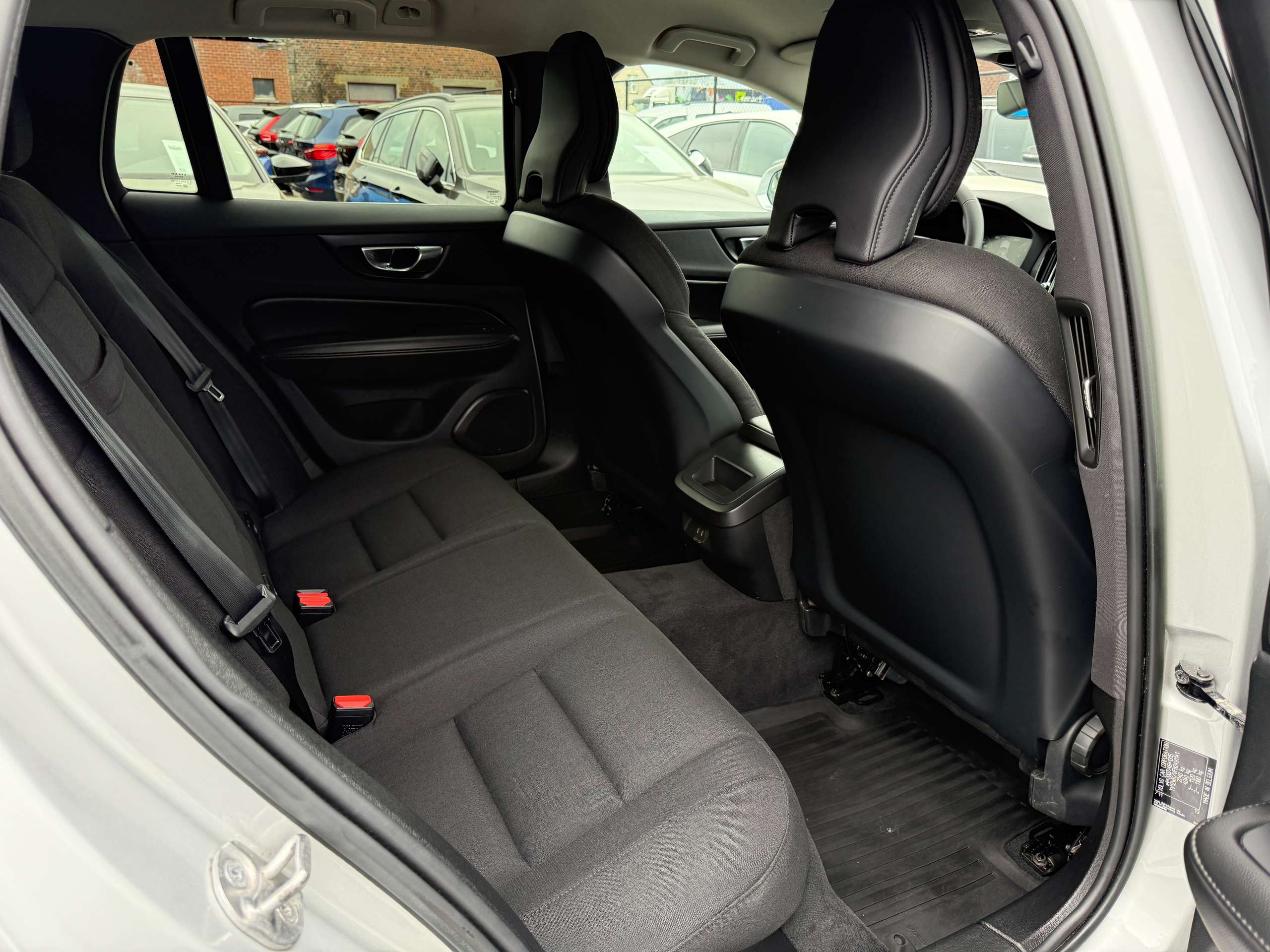 28841156-7ce6-42fa-81c2-271e04c2e6c230-volvo-v60-2-0-b3-automaat-navigatie-harman-kardon-camera-carplay-led.jpg