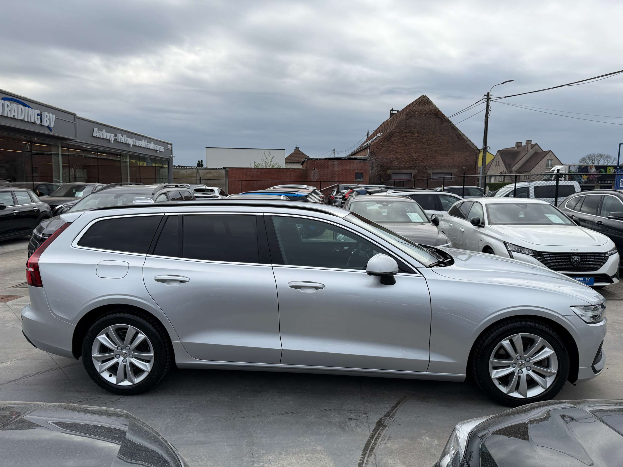 28841156-7ce6-42fa-81c2-271e04c2e6c24-volvo-v60-2-0-b3-automaat-navigatie-harman-kardon-camera-carplay-led.jpg