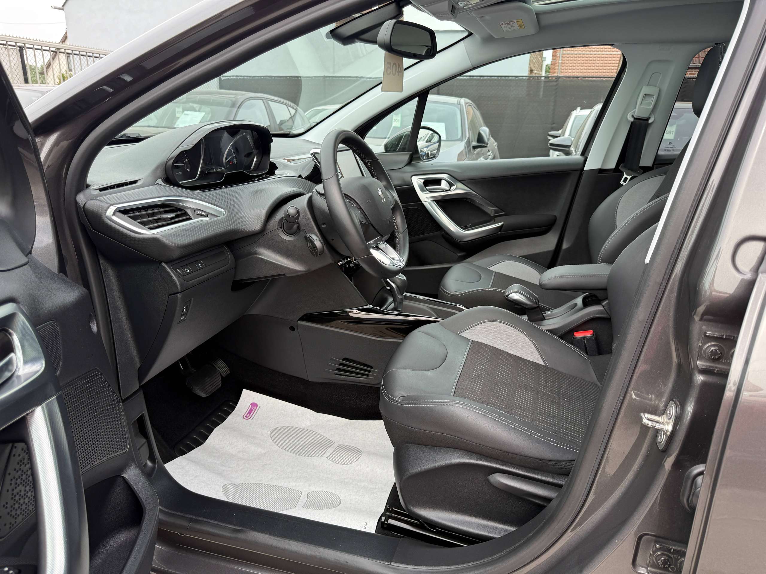 31200a23-f6b1-448b-9bd9-9a02b0b3865e11-peugeot-2008-1-2i-110pk-automaat-navigatie-leder-camera-pano-dak-carplay.jpg