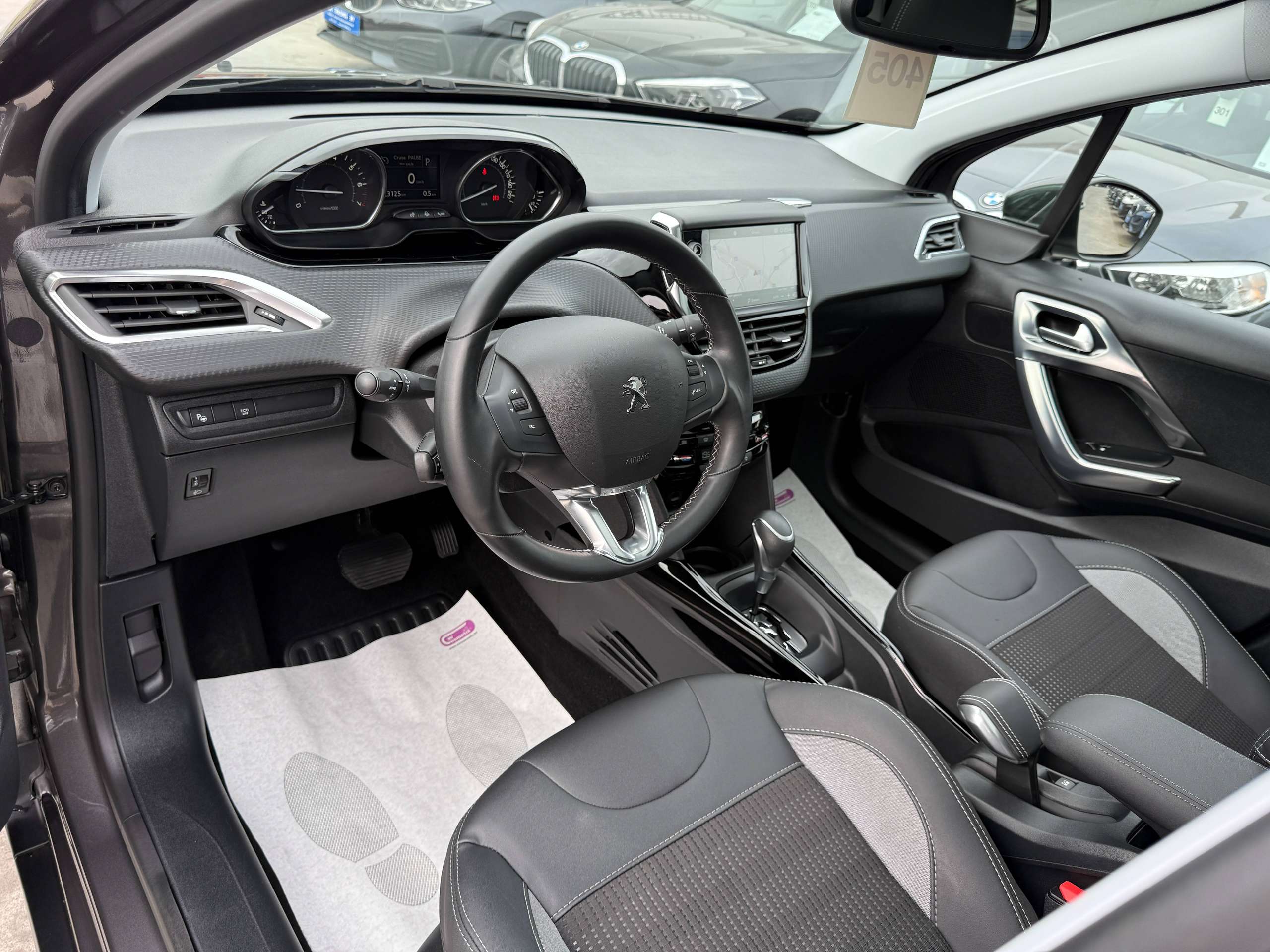 31200a23-f6b1-448b-9bd9-9a02b0b3865e12-peugeot-2008-1-2i-110pk-automaat-navigatie-leder-camera-pano-dak-carplay.jpg
