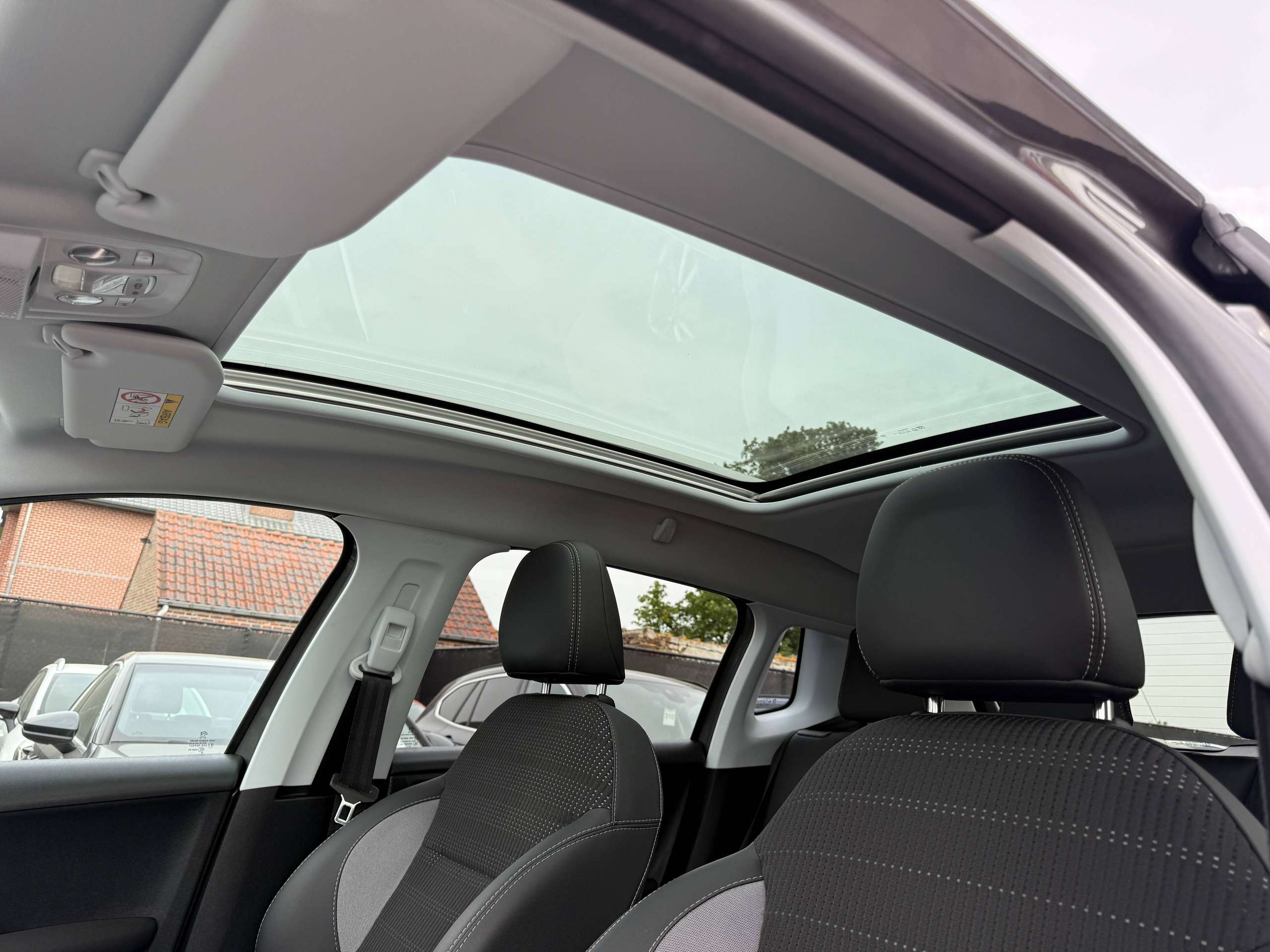 31200a23-f6b1-448b-9bd9-9a02b0b3865e13-peugeot-2008-1-2i-110pk-automaat-navigatie-leder-camera-pano-dak-carplay.jpg
