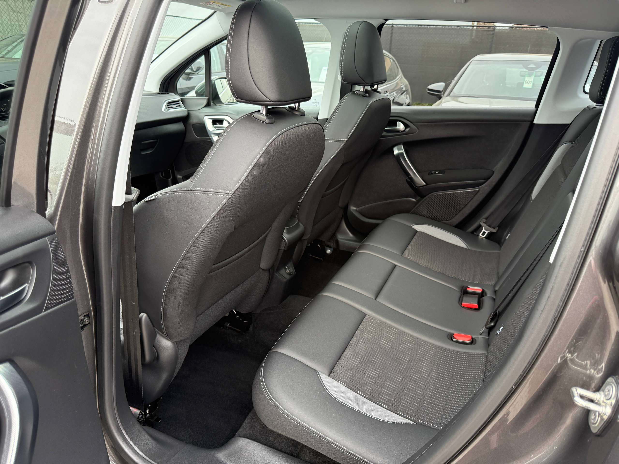 31200a23-f6b1-448b-9bd9-9a02b0b3865e14-peugeot-2008-1-2i-110pk-automaat-navigatie-leder-camera-pano-dak-carplay.jpg