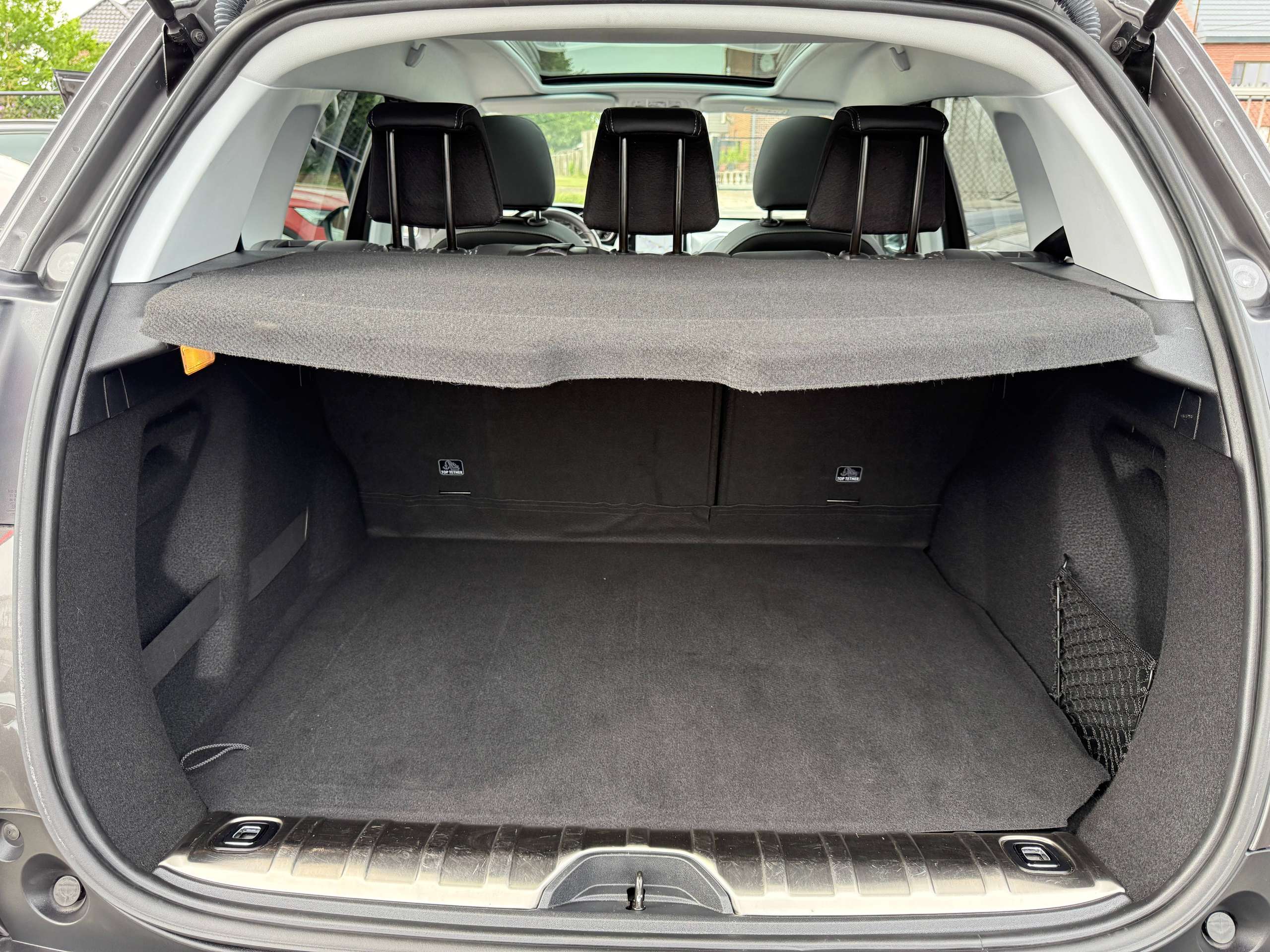 31200a23-f6b1-448b-9bd9-9a02b0b3865e15-peugeot-2008-1-2i-110pk-automaat-navigatie-leder-camera-pano-dak-carplay.jpg