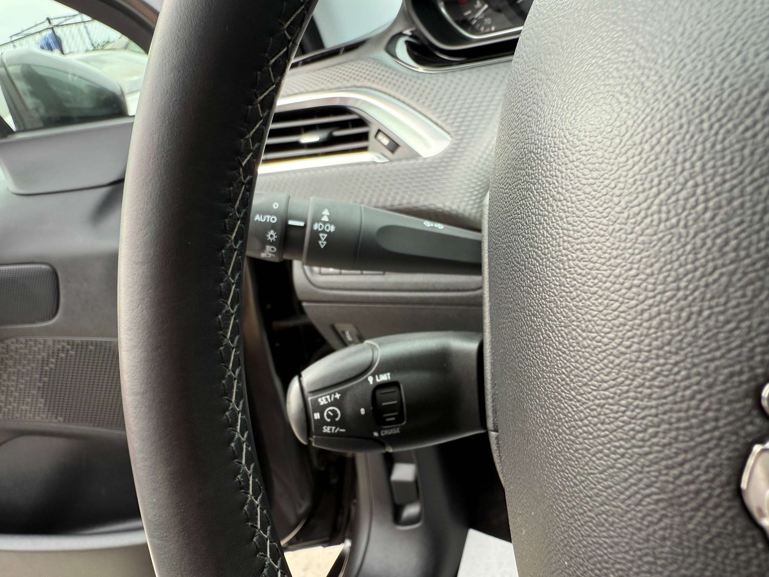31200a23-f6b1-448b-9bd9-9a02b0b3865e16-peugeot-2008-1-2i-110pk-automaat-navigatie-leder-camera-pano-dak-carplay.jpg