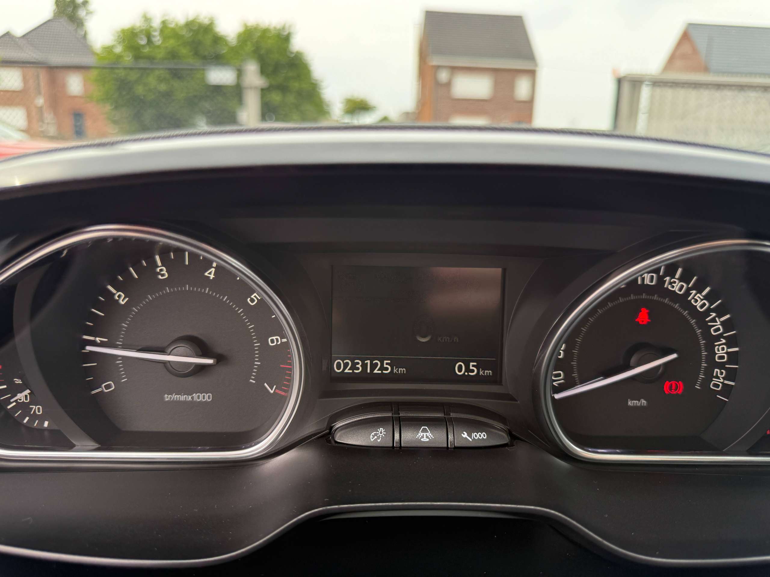 31200a23-f6b1-448b-9bd9-9a02b0b3865e17-peugeot-2008-1-2i-110pk-automaat-navigatie-leder-camera-pano-dak-carplay.jpg