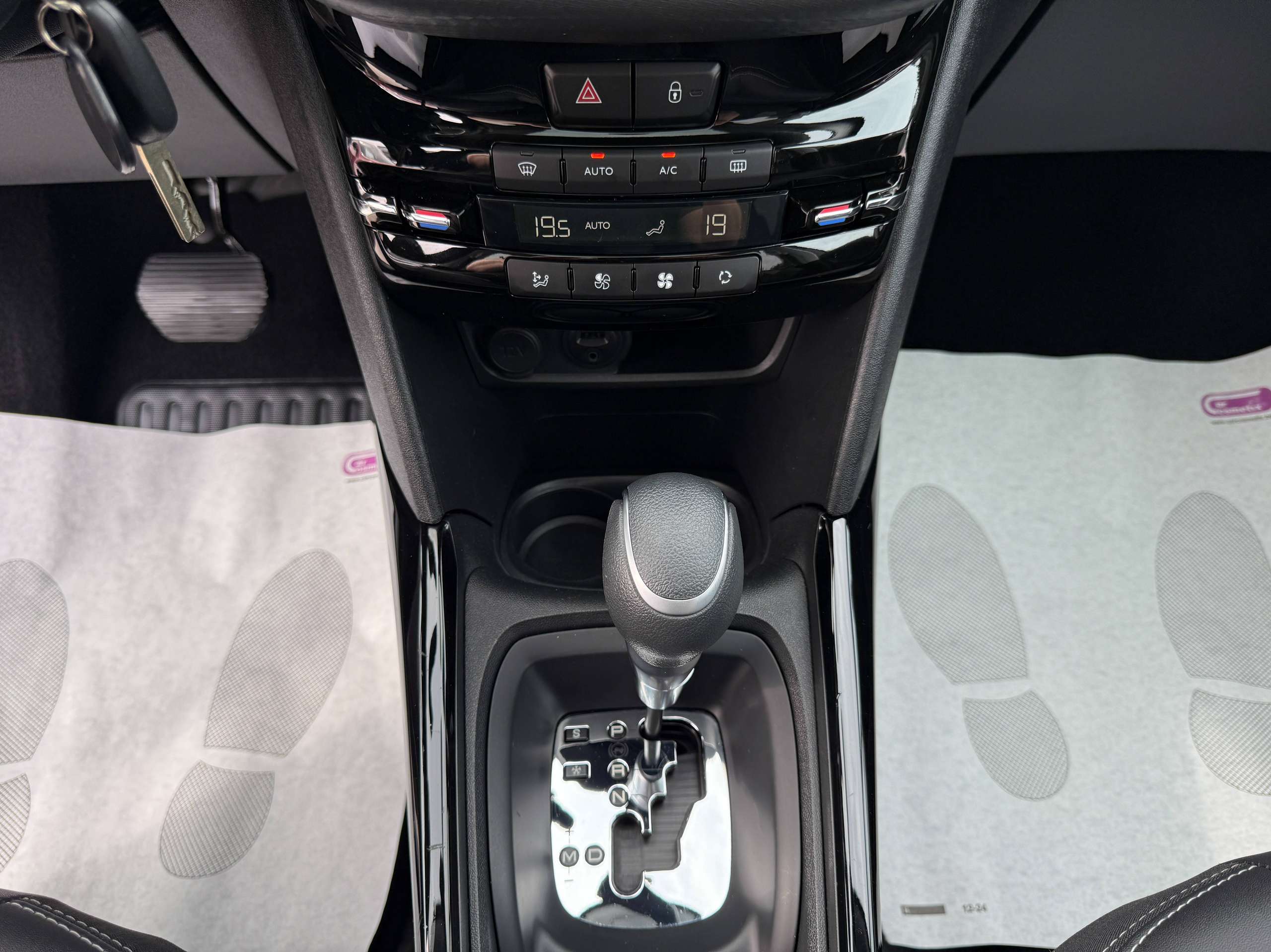31200a23-f6b1-448b-9bd9-9a02b0b3865e19-peugeot-2008-1-2i-110pk-automaat-navigatie-leder-camera-pano-dak-carplay.jpg