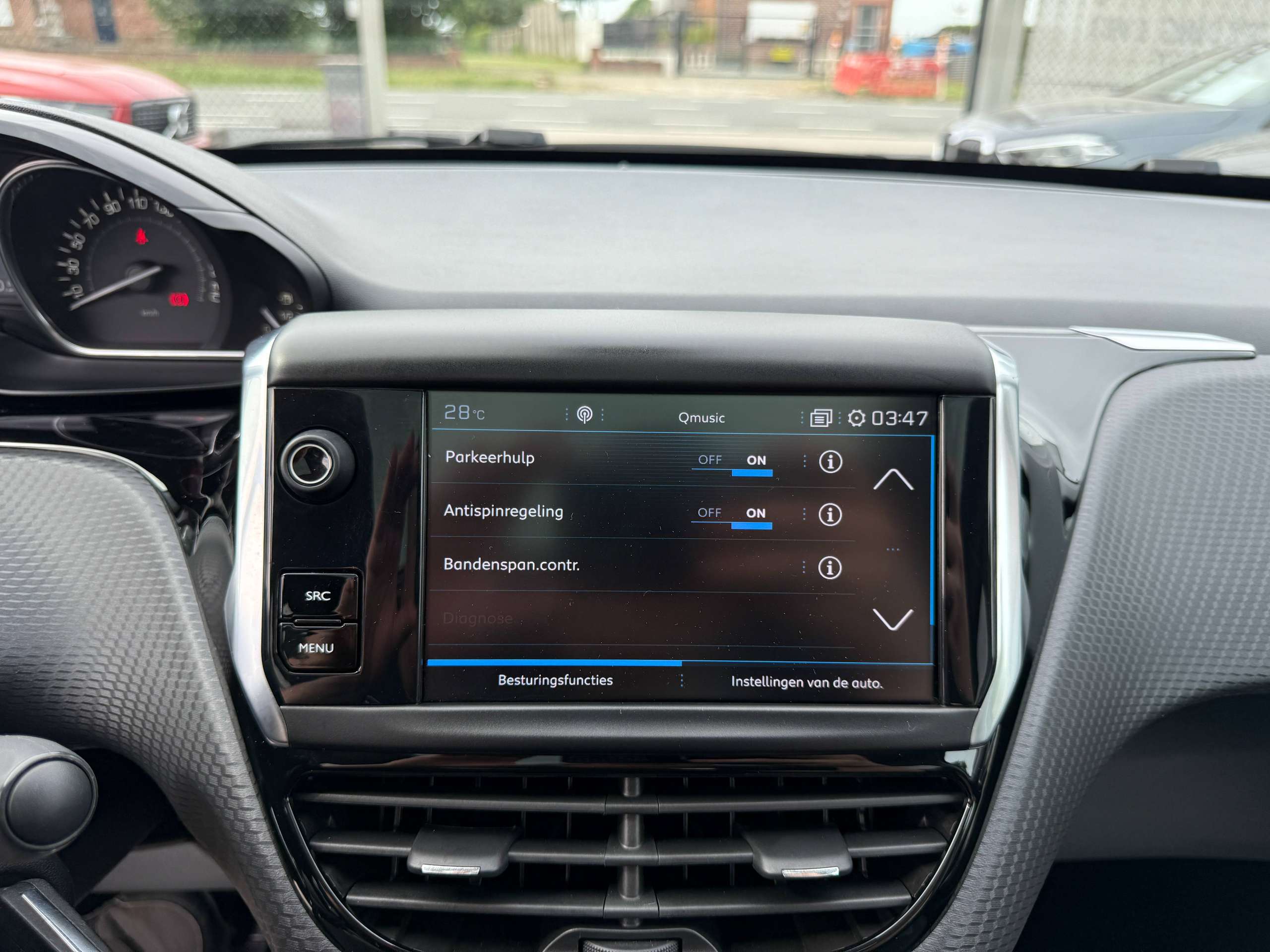 31200a23-f6b1-448b-9bd9-9a02b0b3865e22-peugeot-2008-1-2i-110pk-automaat-navigatie-leder-camera-pano-dak-carplay.jpg