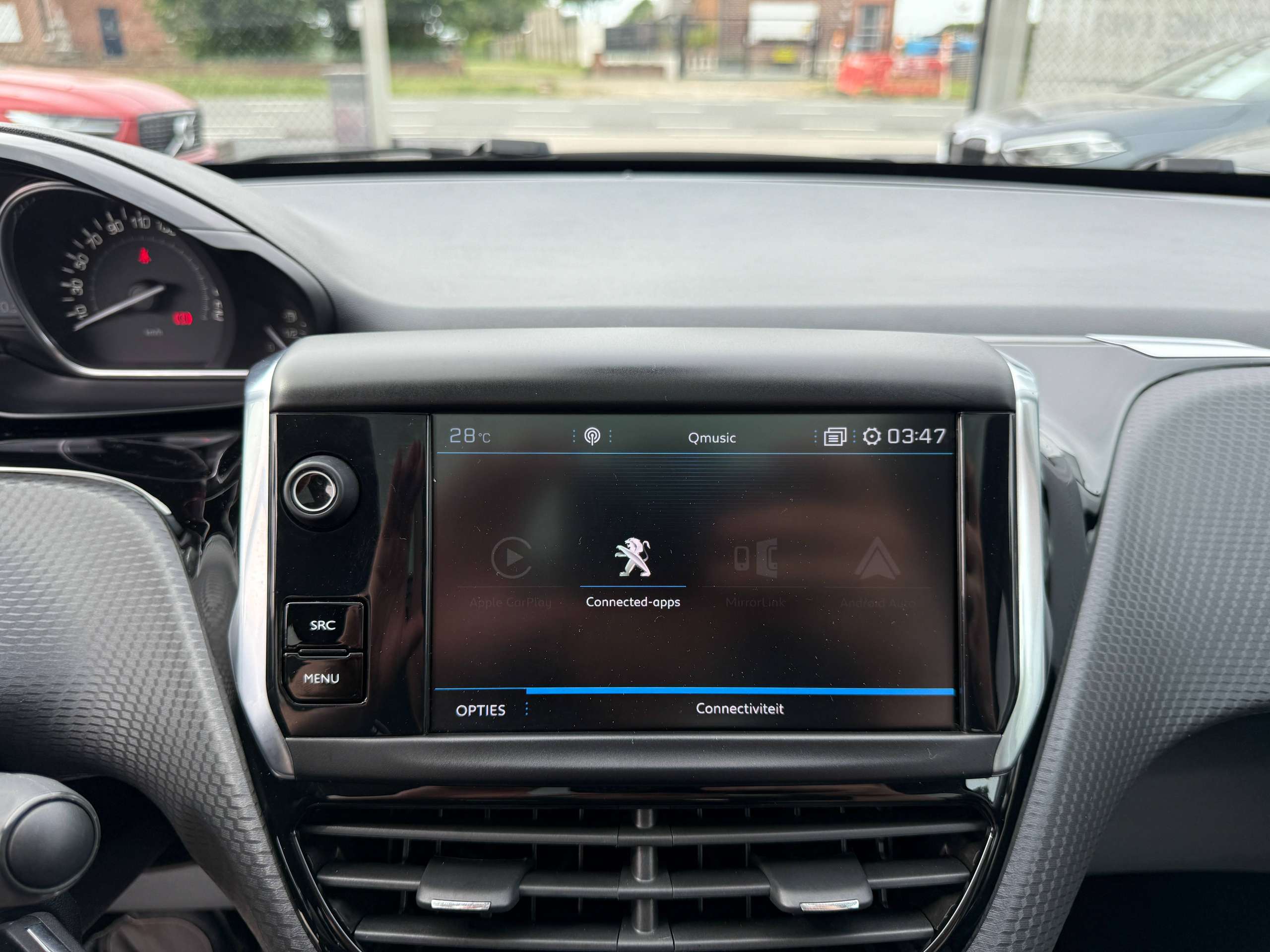 31200a23-f6b1-448b-9bd9-9a02b0b3865e23-peugeot-2008-1-2i-110pk-automaat-navigatie-leder-camera-pano-dak-carplay.jpg