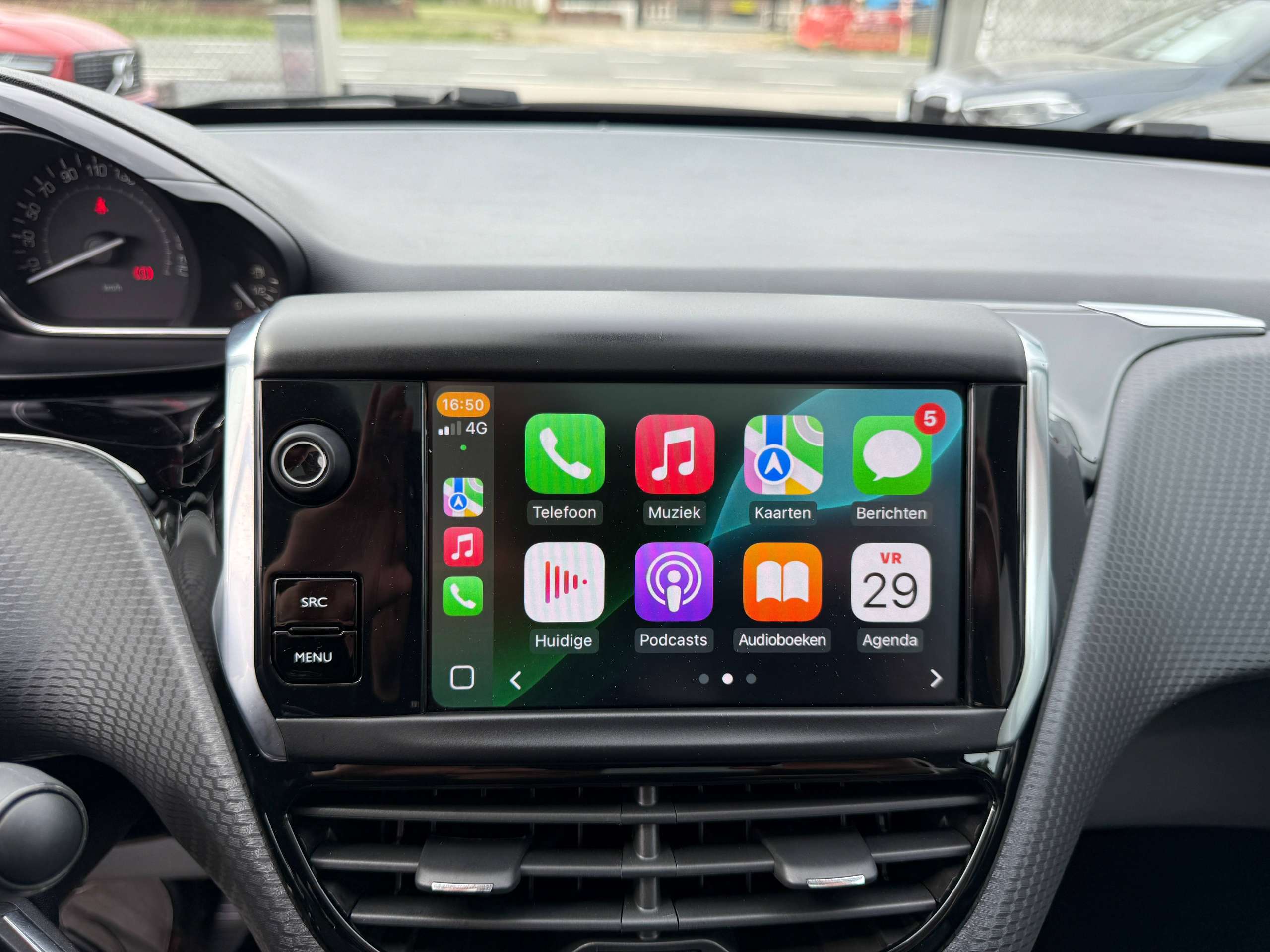31200a23-f6b1-448b-9bd9-9a02b0b3865e24-peugeot-2008-1-2i-110pk-automaat-navigatie-leder-camera-pano-dak-carplay.jpg