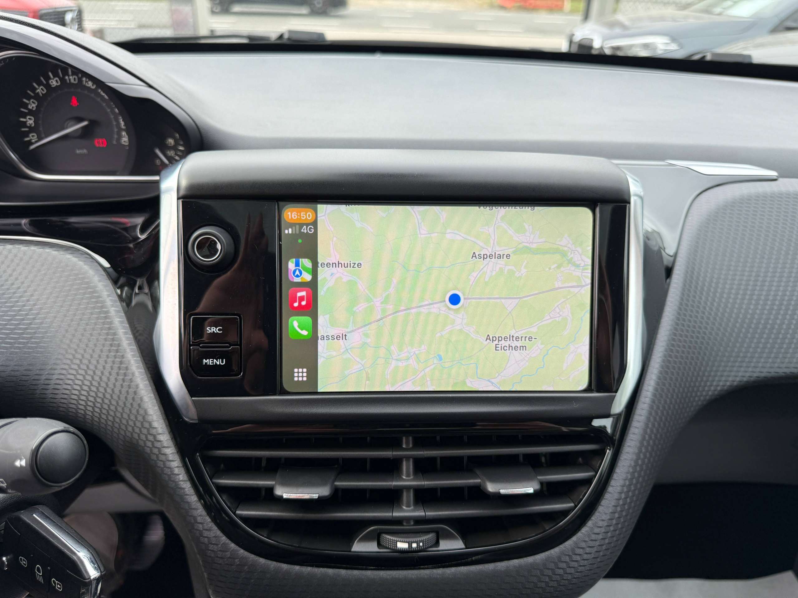 31200a23-f6b1-448b-9bd9-9a02b0b3865e25-peugeot-2008-1-2i-110pk-automaat-navigatie-leder-camera-pano-dak-carplay.jpg