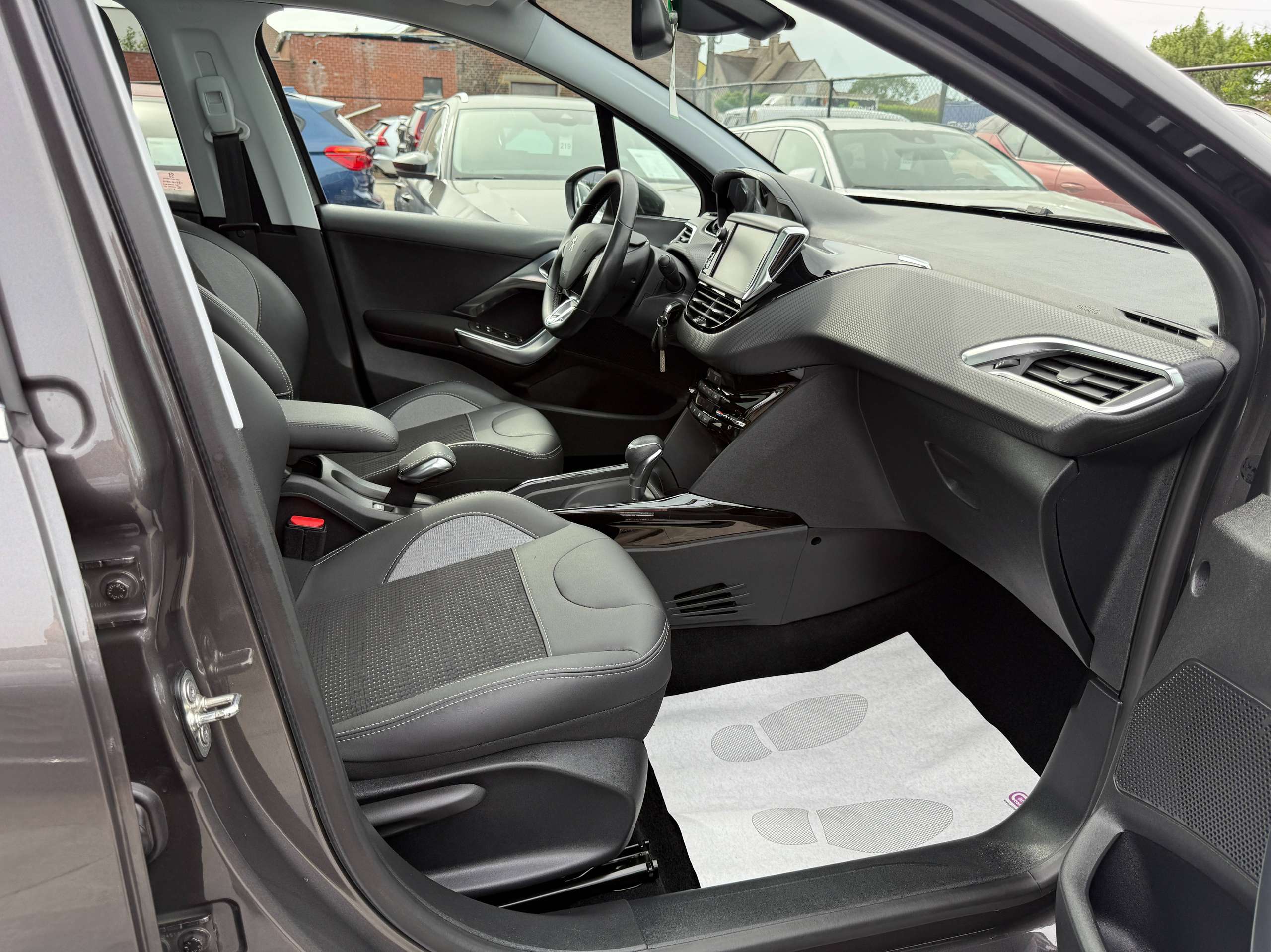 31200a23-f6b1-448b-9bd9-9a02b0b3865e26-peugeot-2008-1-2i-110pk-automaat-navigatie-leder-camera-pano-dak-carplay.jpg