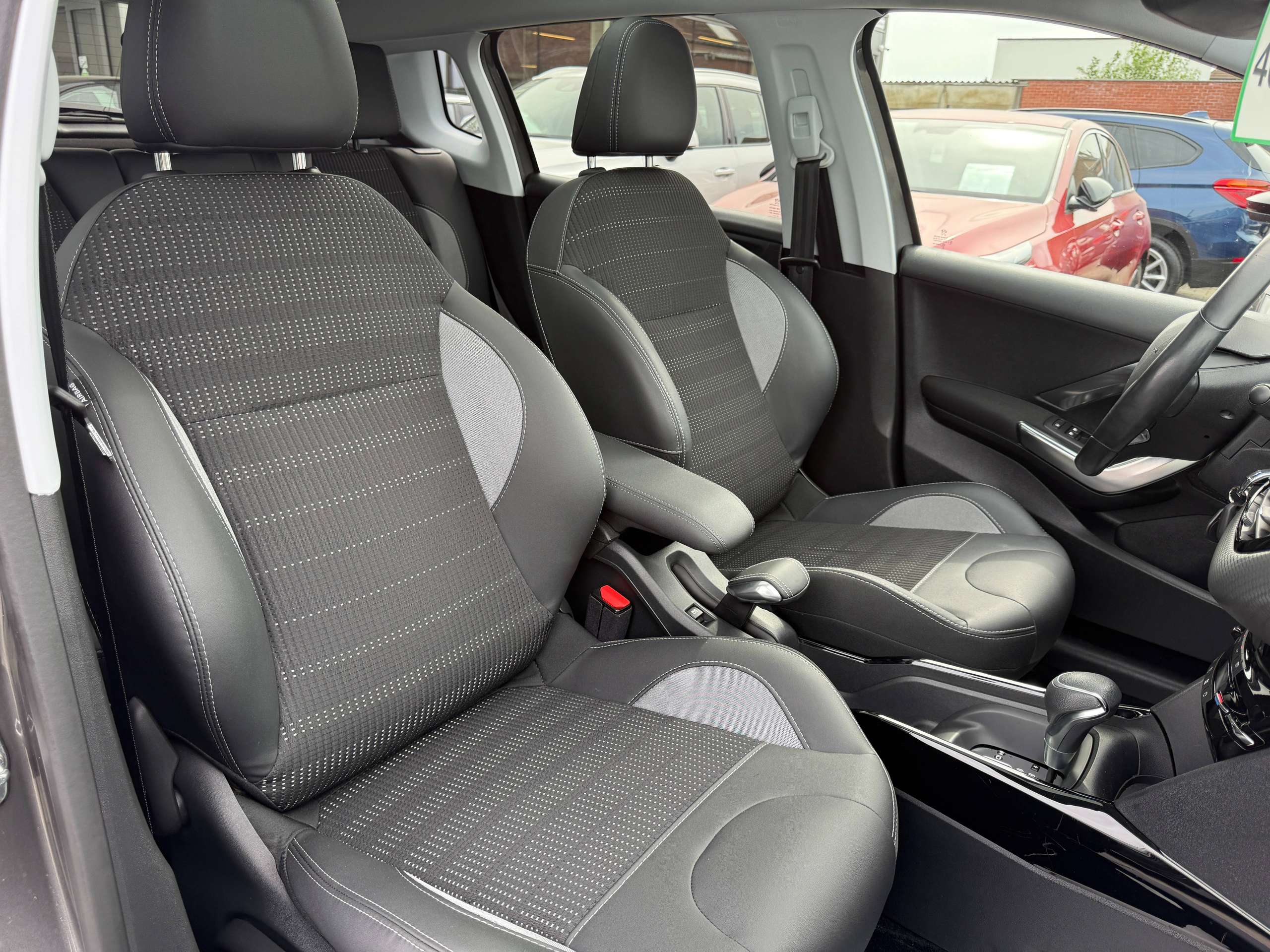 31200a23-f6b1-448b-9bd9-9a02b0b3865e28-peugeot-2008-1-2i-110pk-automaat-navigatie-leder-camera-pano-dak-carplay.jpg