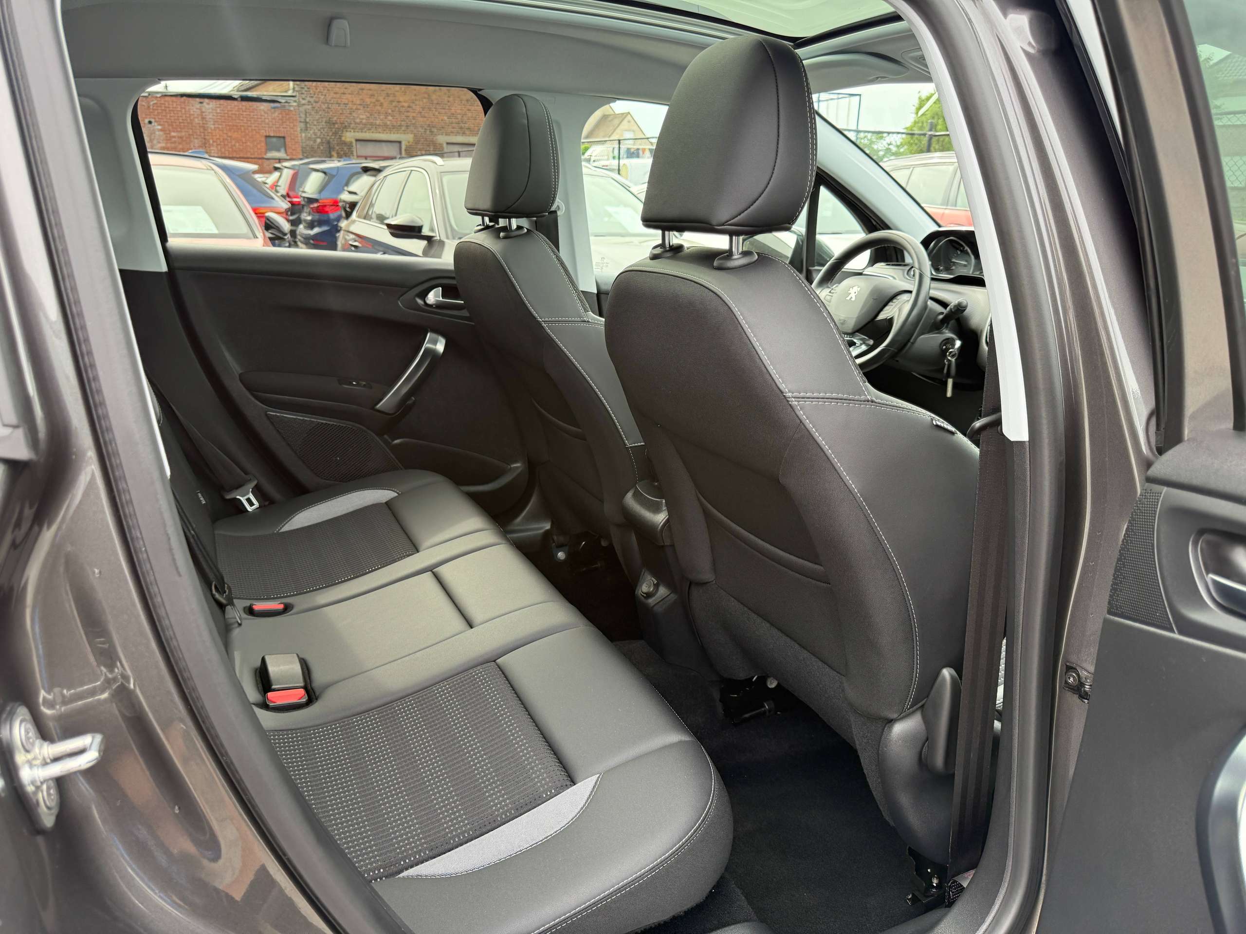 31200a23-f6b1-448b-9bd9-9a02b0b3865e30-peugeot-2008-1-2i-110pk-automaat-navigatie-leder-camera-pano-dak-carplay.jpg
