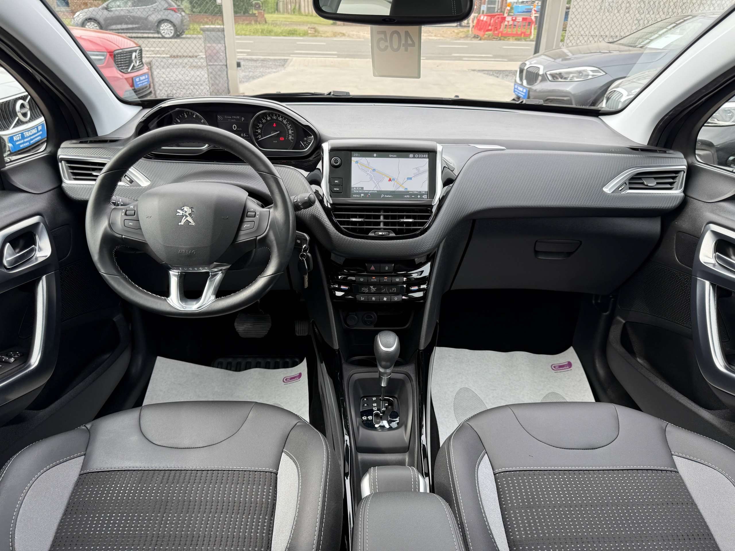 31200a23-f6b1-448b-9bd9-9a02b0b3865e31-peugeot-2008-1-2i-110pk-automaat-navigatie-leder-camera-pano-dak-carplay.jpg