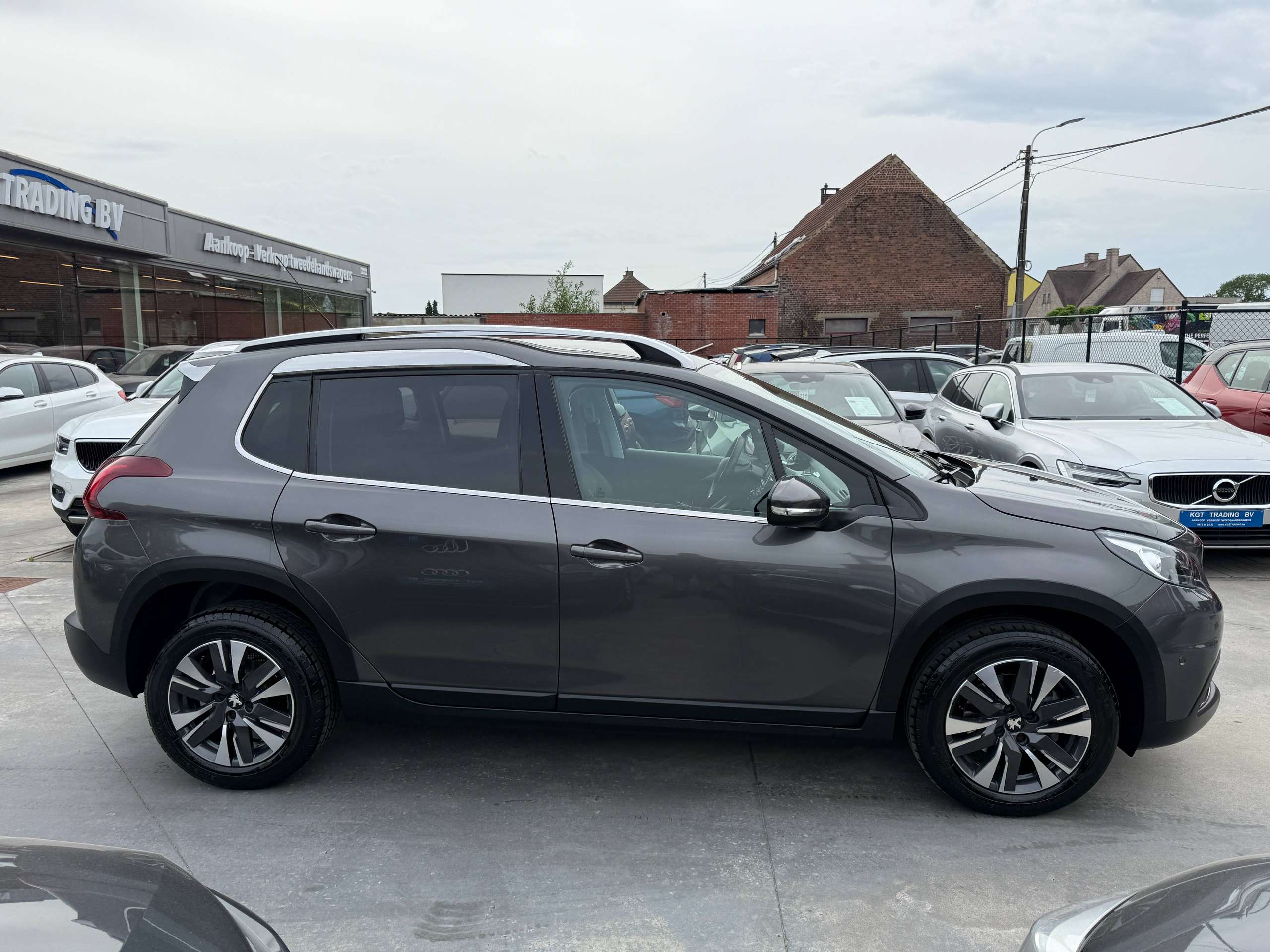 31200a23-f6b1-448b-9bd9-9a02b0b3865e4-peugeot-2008-1-2i-110pk-automaat-navigatie-leder-camera-pano-dak-carplay.jpg