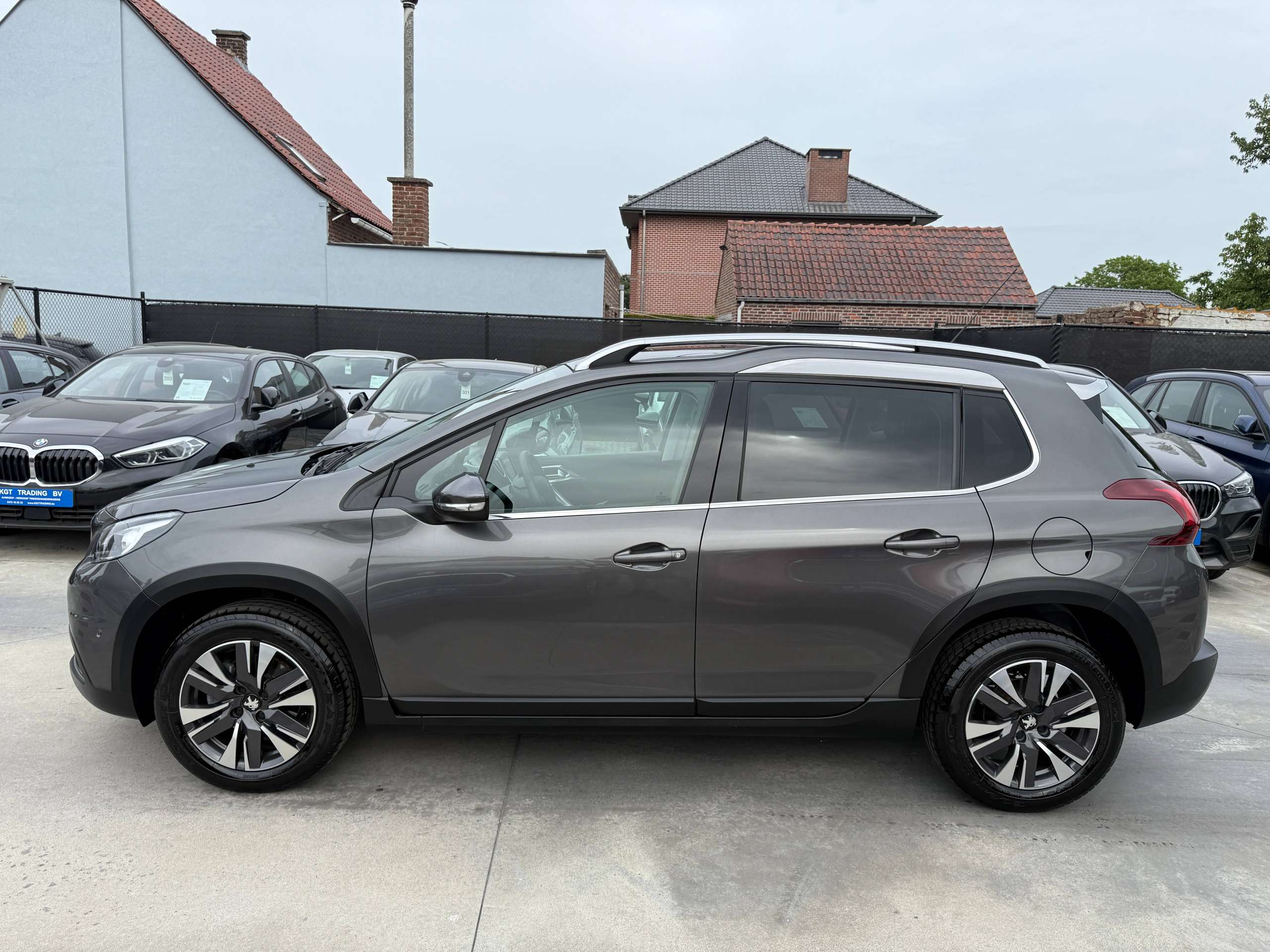 31200a23-f6b1-448b-9bd9-9a02b0b3865e8-peugeot-2008-1-2i-110pk-automaat-navigatie-leder-camera-pano-dak-carplay.jpg