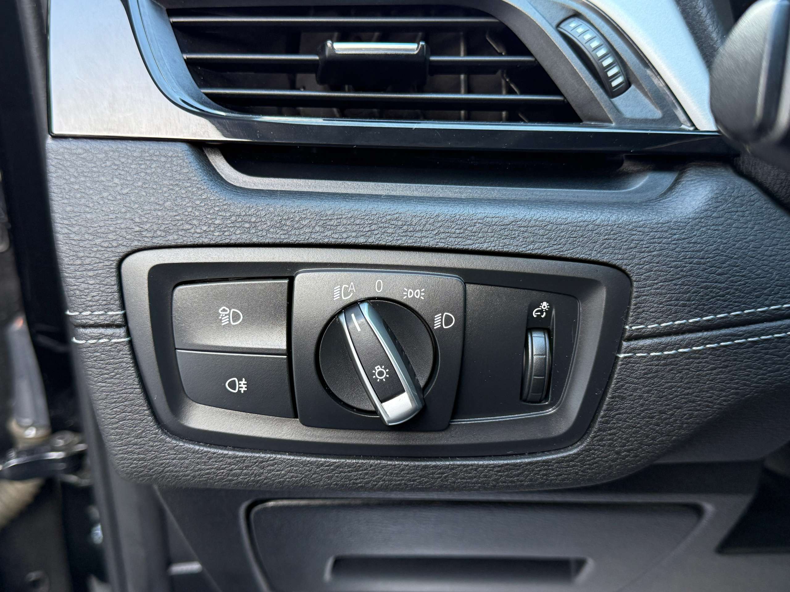 3181bf87-0ca2-436d-8a25-f38ca0207c1b19-bmw-x2-1-5i-136pk-automaat-navigatie-zetelverwarming-pdc.jpg