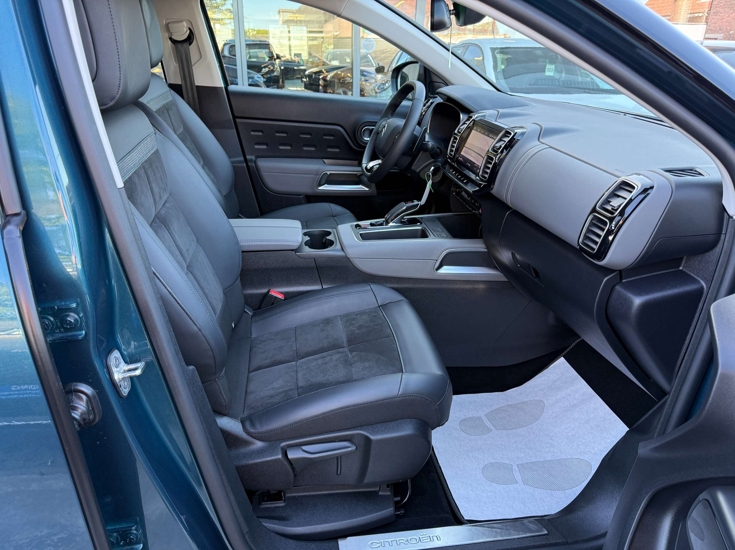 3697a136-e0d7-420b-a00b-4c6e42b9b2ac25-citroen-c5-aircross-1-2i-130pk-automaat-navigatie-leder-camera-carplay-led-alu.jpg