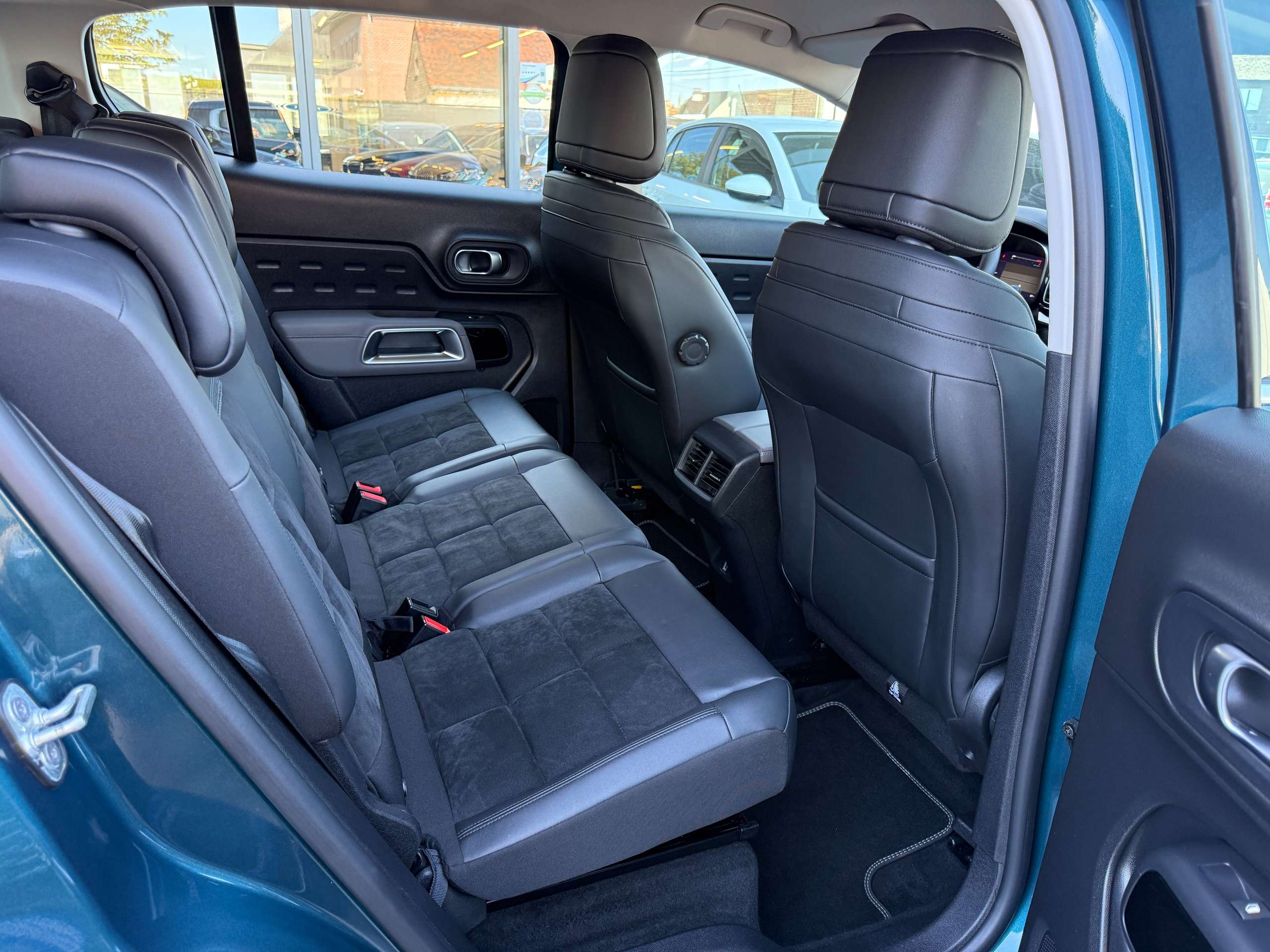 3697a136-e0d7-420b-a00b-4c6e42b9b2ac29-citroen-c5-aircross-1-2i-130pk-automaat-navigatie-leder-camera-carplay-led-alu.jpg