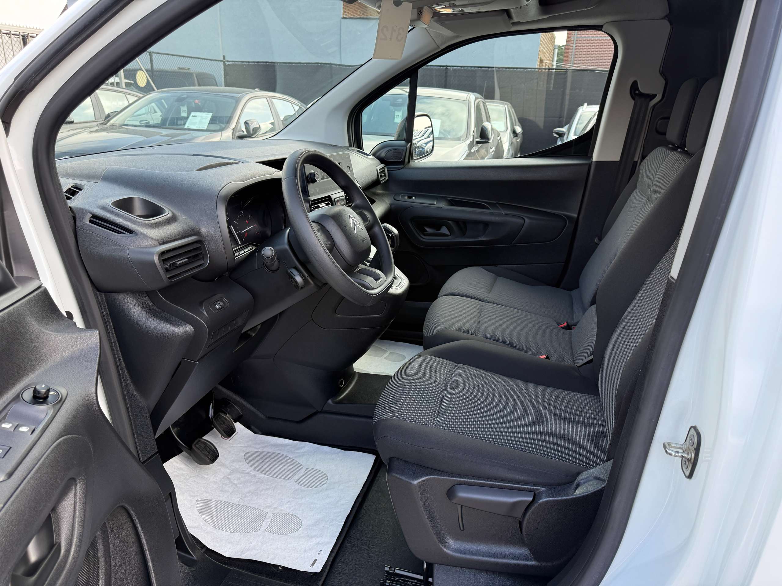 426c60bb-0bdb-4083-b284-42b4587f352211-citroen-berlingo-1-5-bluehdi-102pk-3-zit-bluetooth-pdc-carpass-airco.jpg