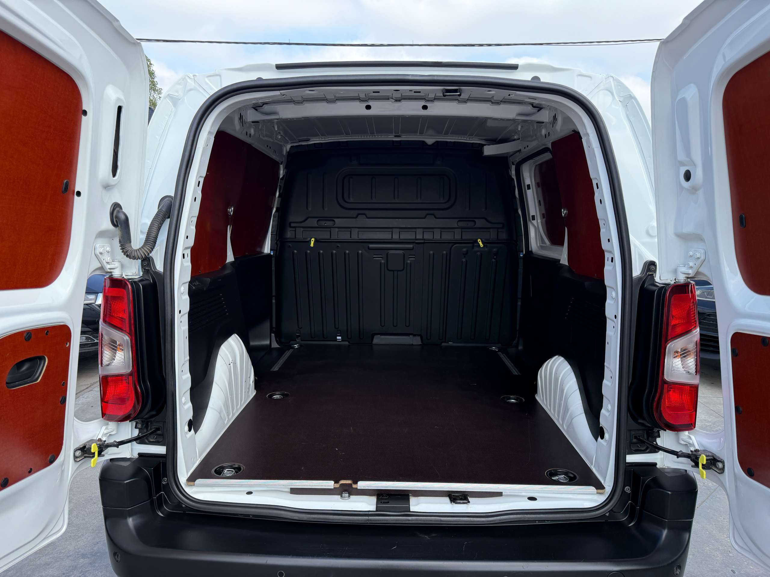 426c60bb-0bdb-4083-b284-42b4587f352213-citroen-berlingo-1-5-bluehdi-102pk-3-zit-bluetooth-pdc-carpass-airco.jpg