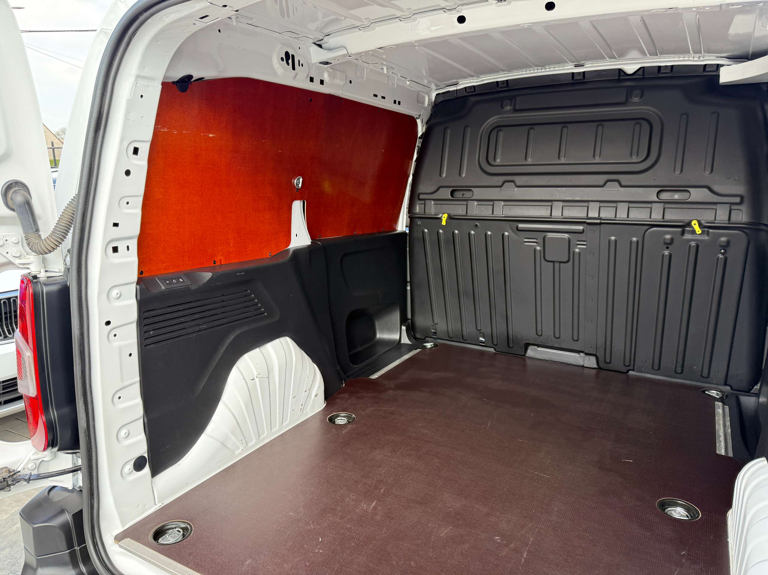 426c60bb-0bdb-4083-b284-42b4587f352214-citroen-berlingo-1-5-bluehdi-102pk-3-zit-bluetooth-pdc-carpass-airco.jpg