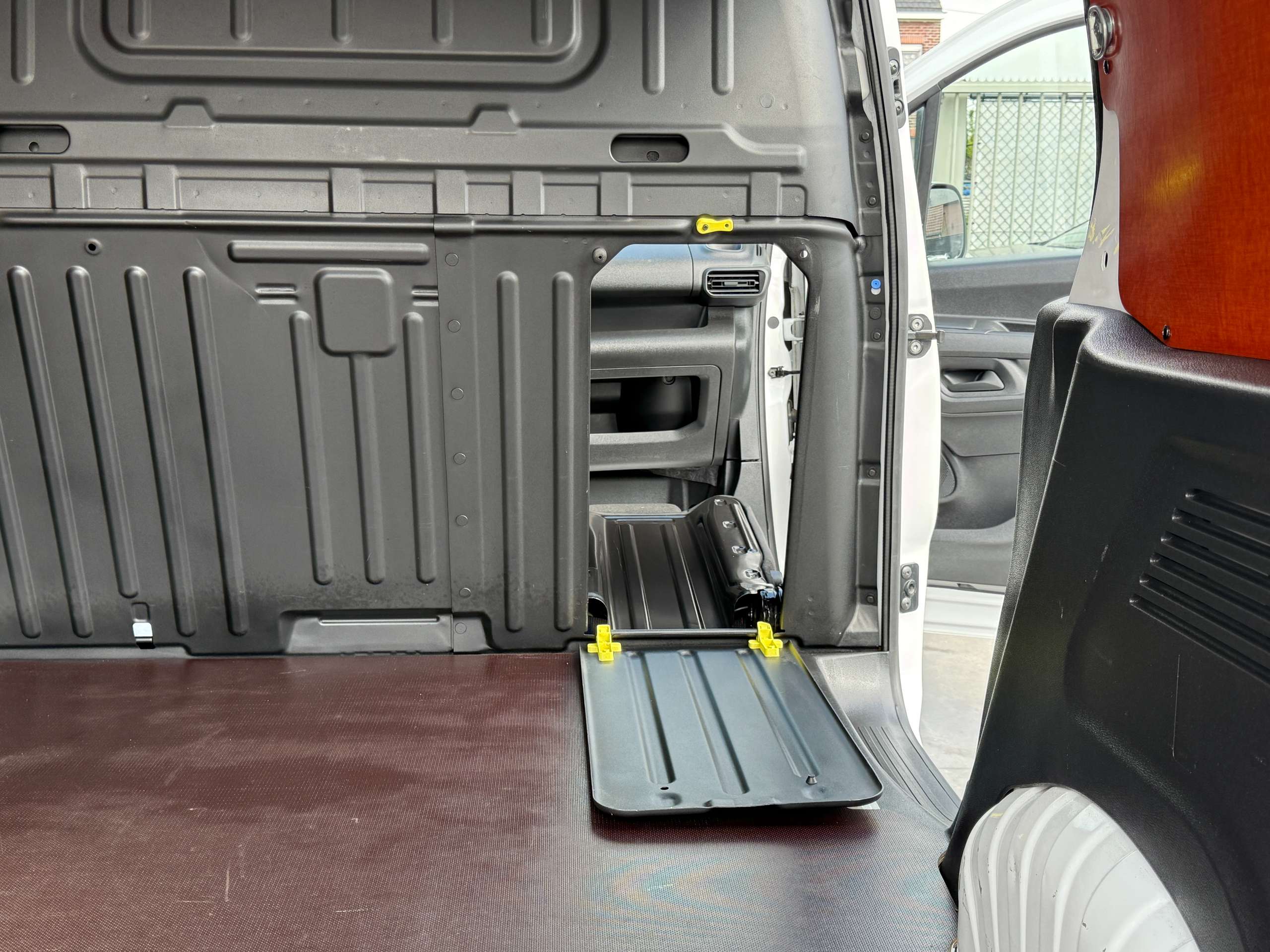 426c60bb-0bdb-4083-b284-42b4587f352216-citroen-berlingo-1-5-bluehdi-102pk-3-zit-bluetooth-pdc-carpass-airco.jpg
