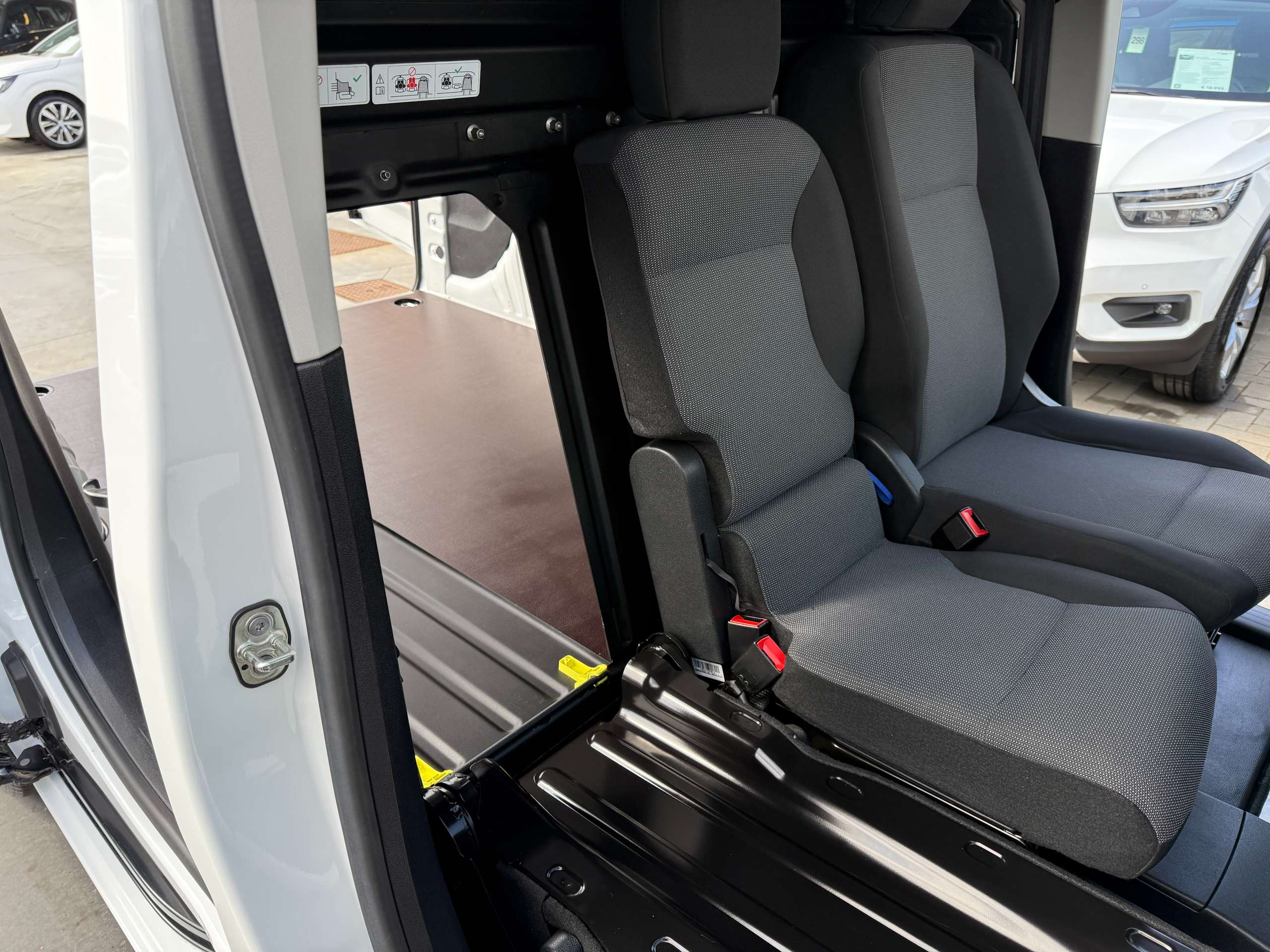 426c60bb-0bdb-4083-b284-42b4587f352217-citroen-berlingo-1-5-bluehdi-102pk-3-zit-bluetooth-pdc-carpass-airco.jpg