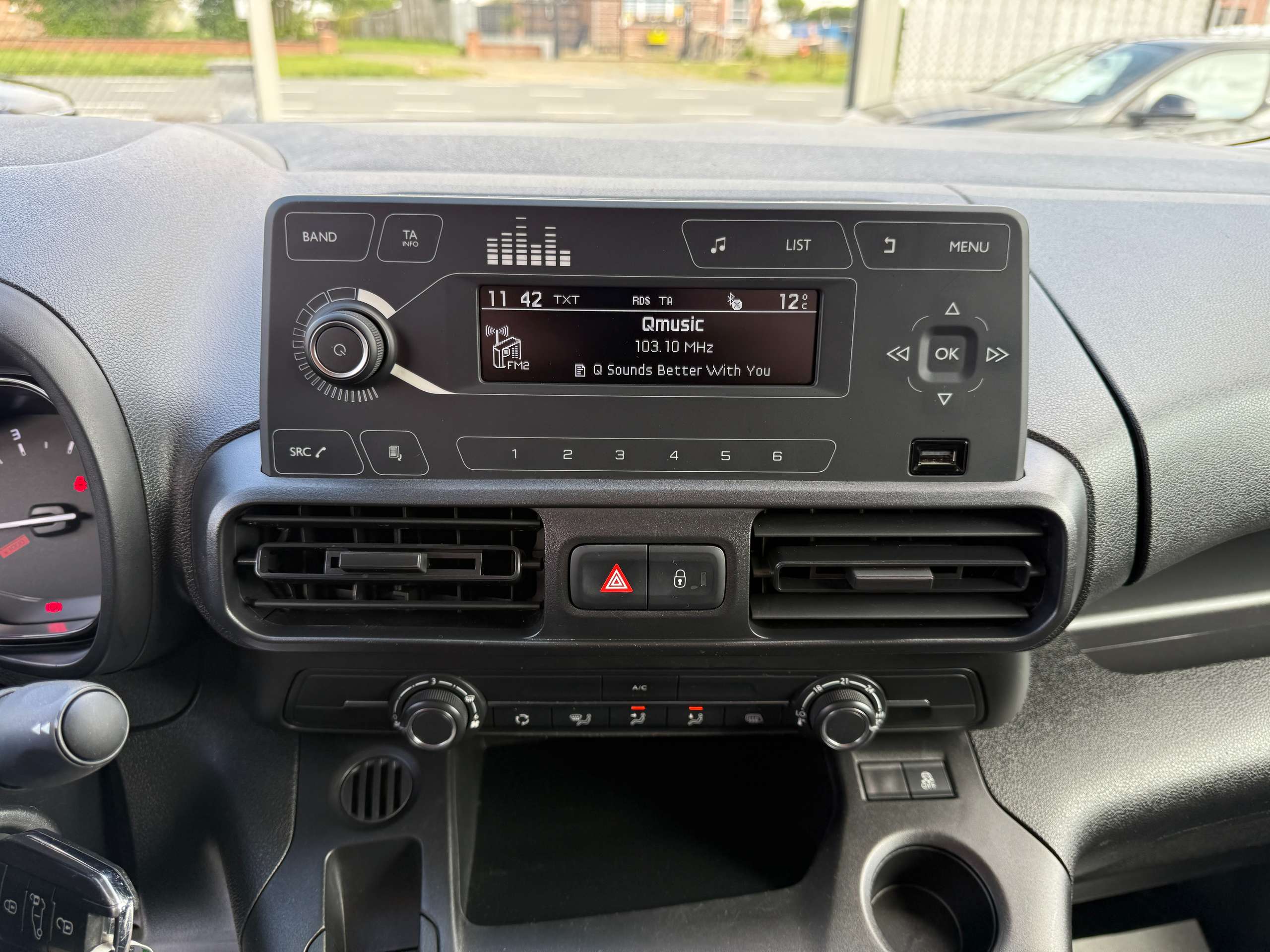 426c60bb-0bdb-4083-b284-42b4587f352220-citroen-berlingo-1-5-bluehdi-102pk-3-zit-bluetooth-pdc-carpass-airco.jpg