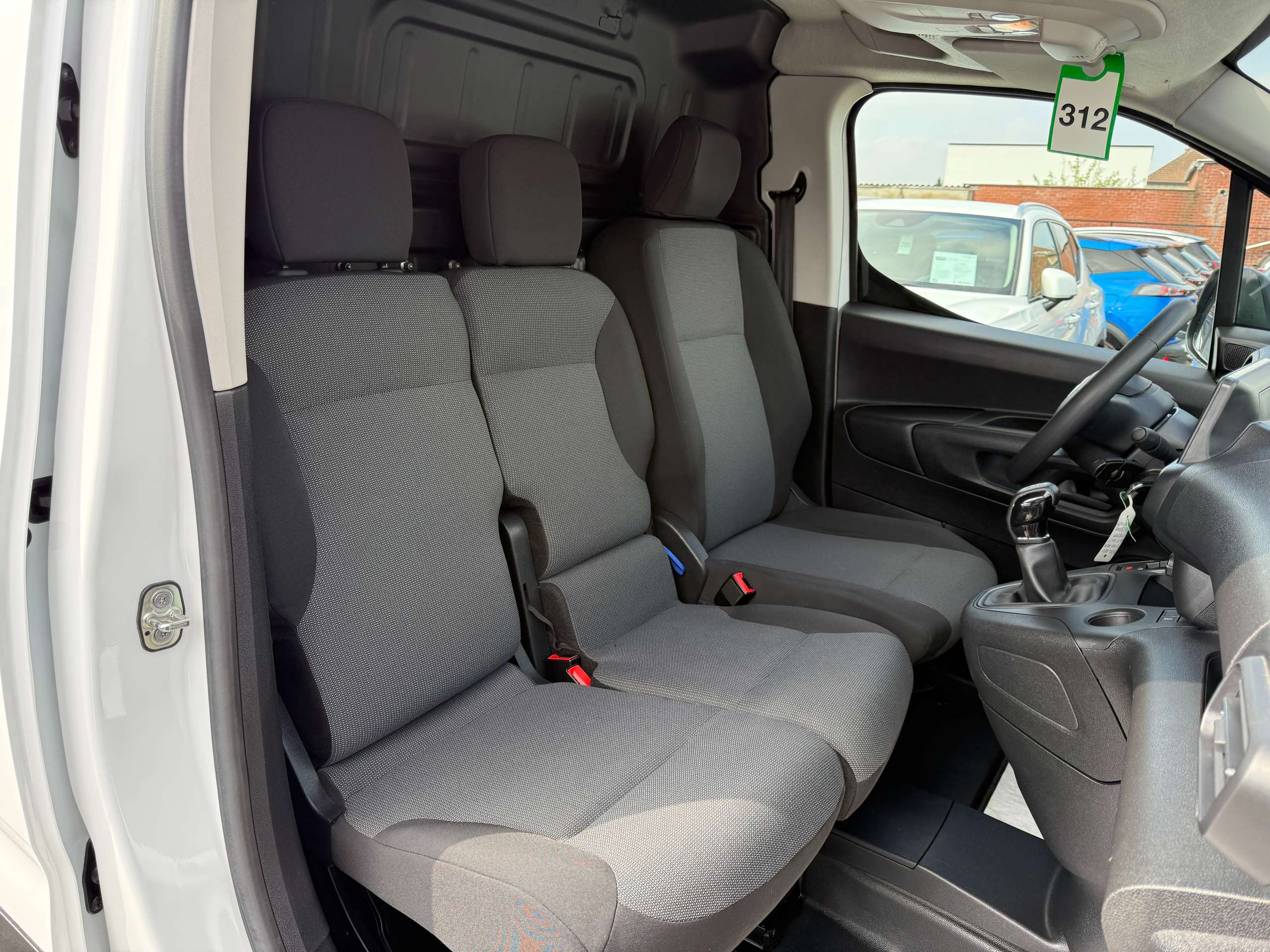 426c60bb-0bdb-4083-b284-42b4587f352224-citroen-berlingo-1-5-bluehdi-102pk-3-zit-bluetooth-pdc-carpass-airco.jpg