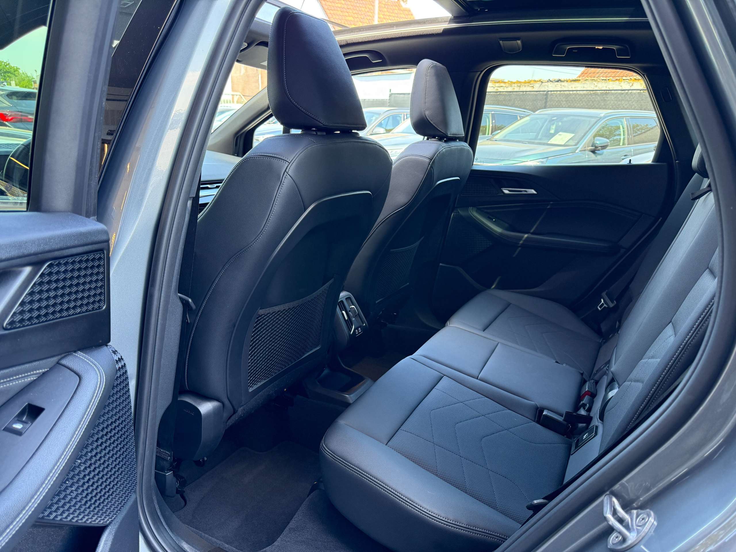 4b309a28-684a-4697-a31e-f3d713dfde3015-bmw-218-i-automaat-active-tourer-zwart-leder-opendak-camera-carplay.jpg