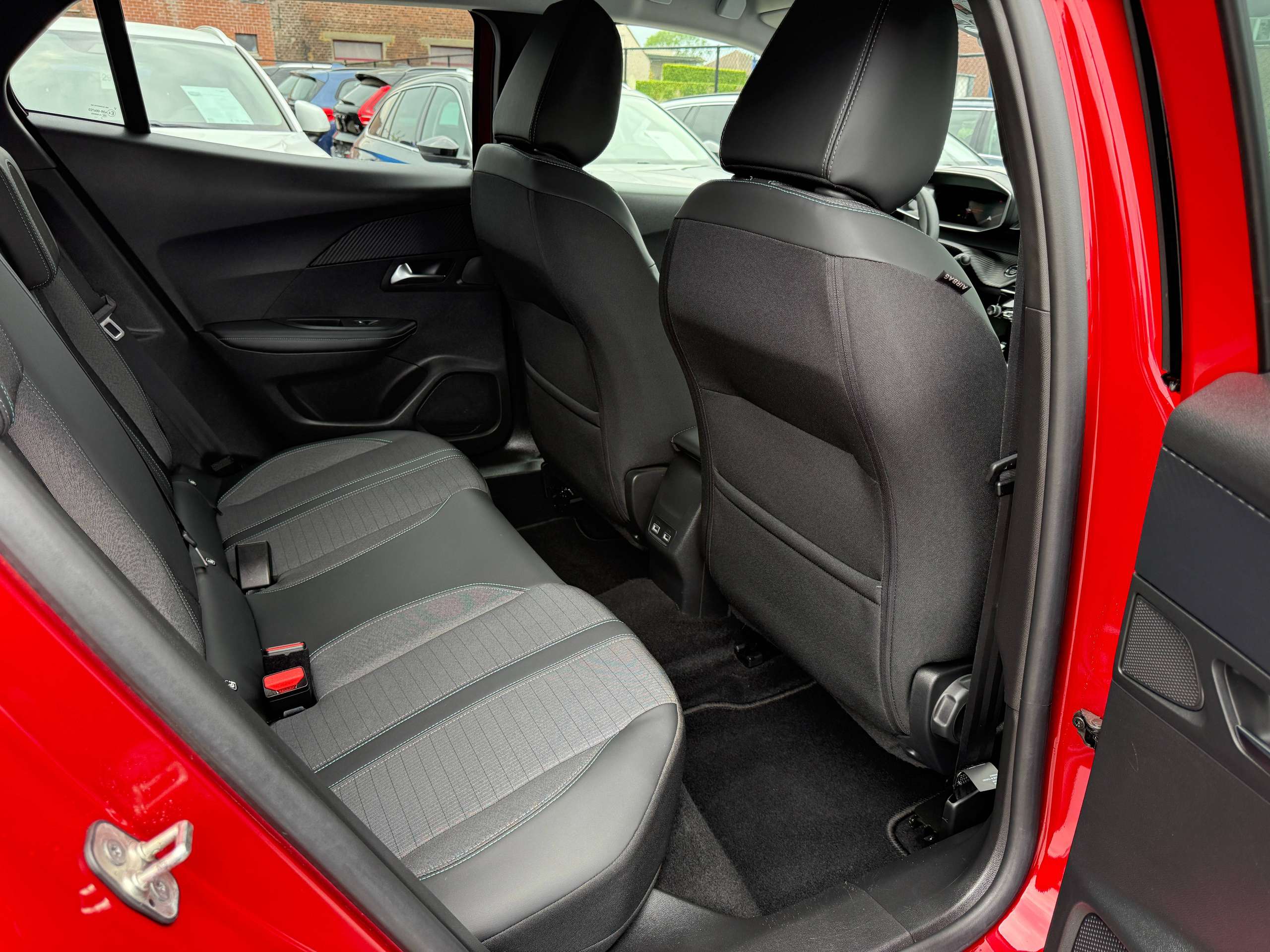 54e709d8-25e0-42bf-b670-f90e3eb1665330-peugeot-2008-1-2i-full-led-camera-leder-navigatie-virtual-carplay.jpg