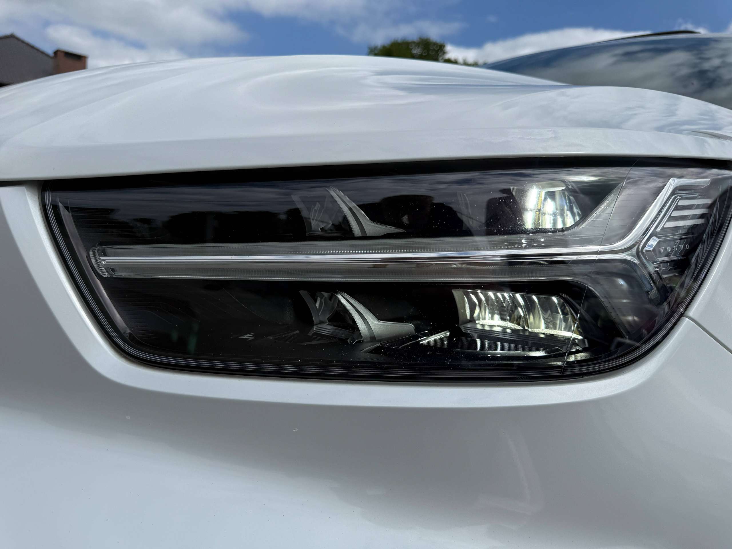 728da898-6fbb-4dd1-8eb1-38ddf528fc4910-volvo-xc40-1-5-t2-navigatie-zwart-leder-opendak-carplay-dab-full-led.jpg