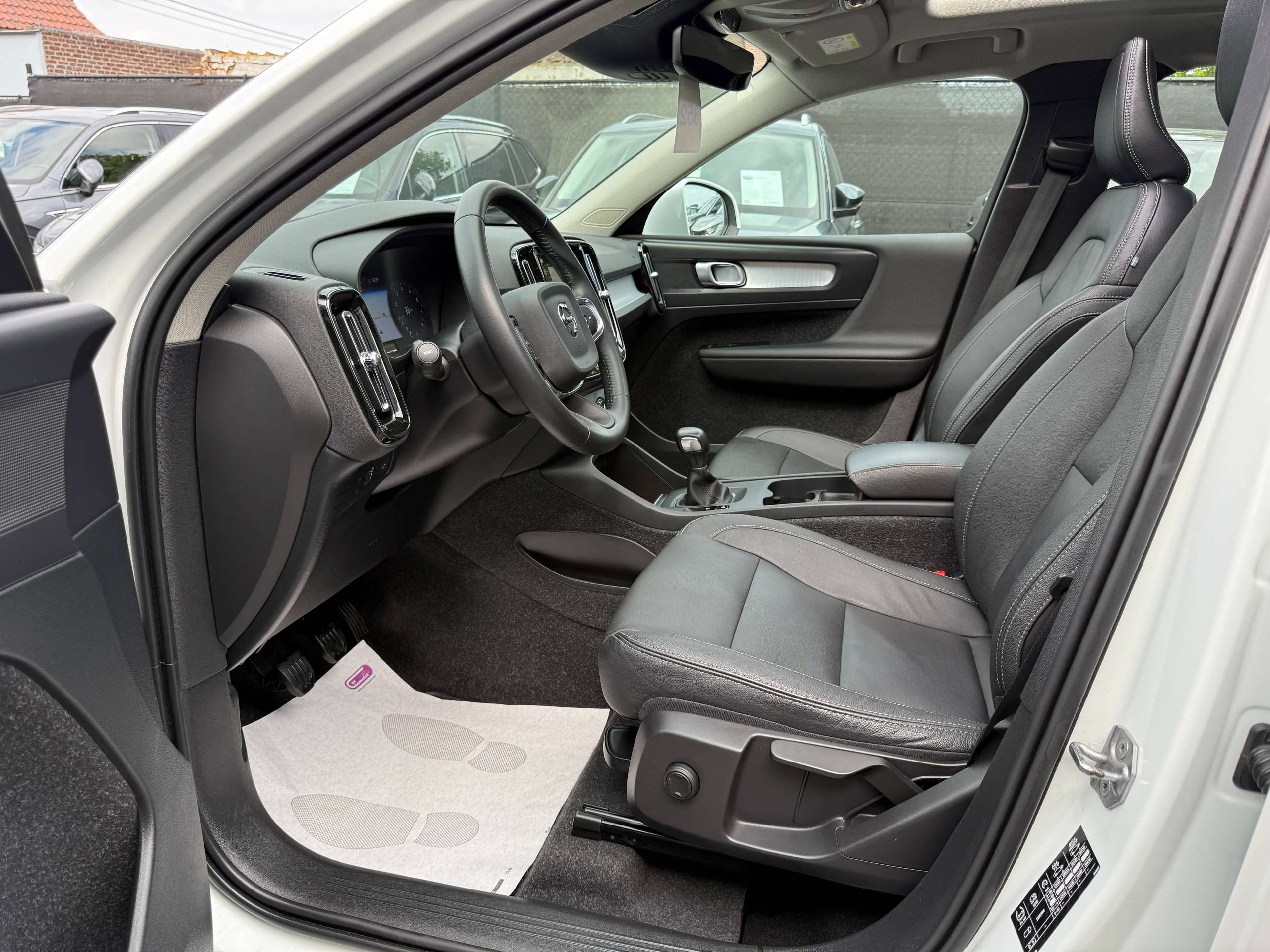728da898-6fbb-4dd1-8eb1-38ddf528fc4912-volvo-xc40-1-5-t2-navigatie-zwart-leder-opendak-carplay-dab-full-led.jpg
