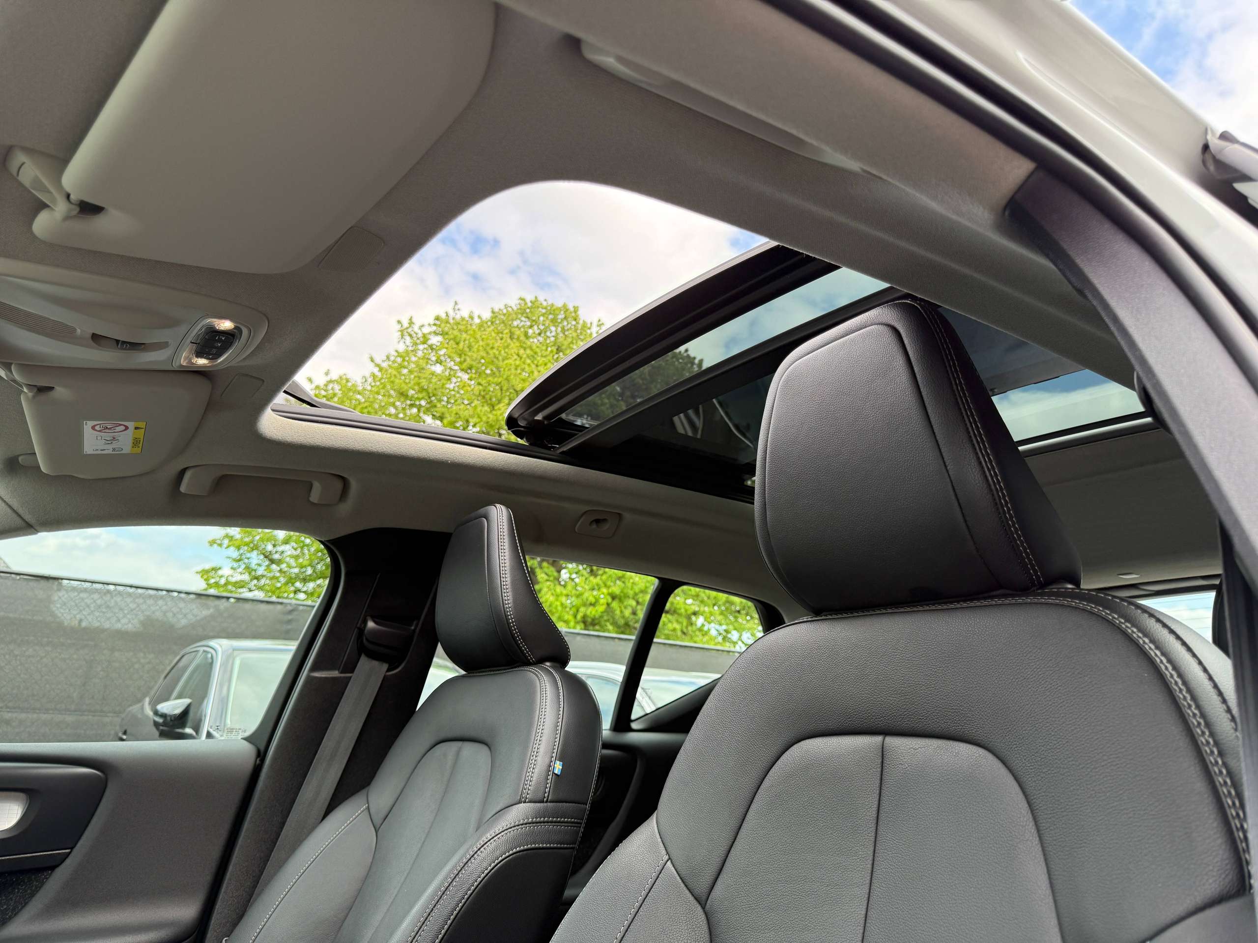 728da898-6fbb-4dd1-8eb1-38ddf528fc4914-volvo-xc40-1-5-t2-navigatie-zwart-leder-opendak-carplay-dab-full-led.jpg