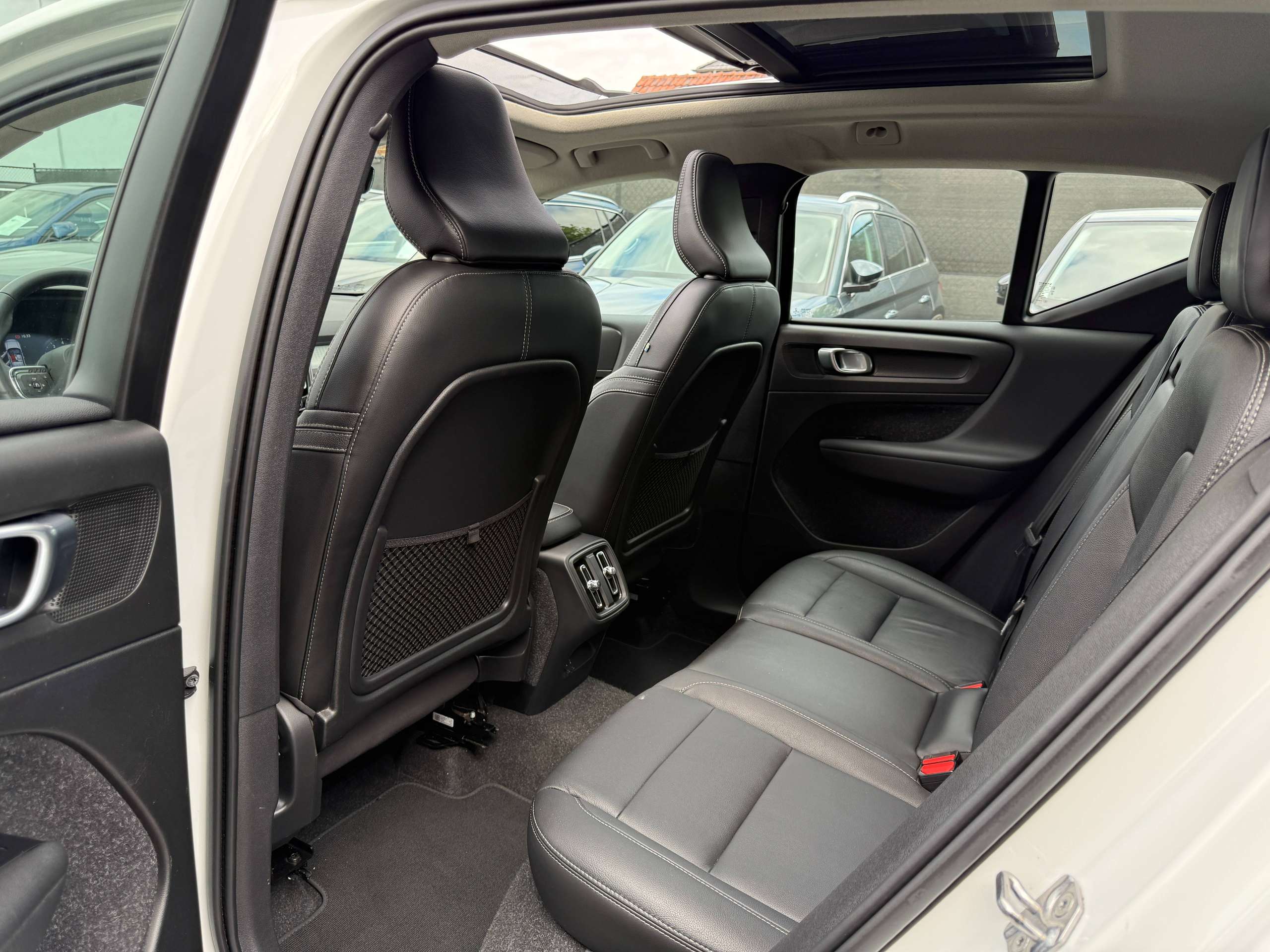 728da898-6fbb-4dd1-8eb1-38ddf528fc4915-volvo-xc40-1-5-t2-navigatie-zwart-leder-opendak-carplay-dab-full-led.jpg