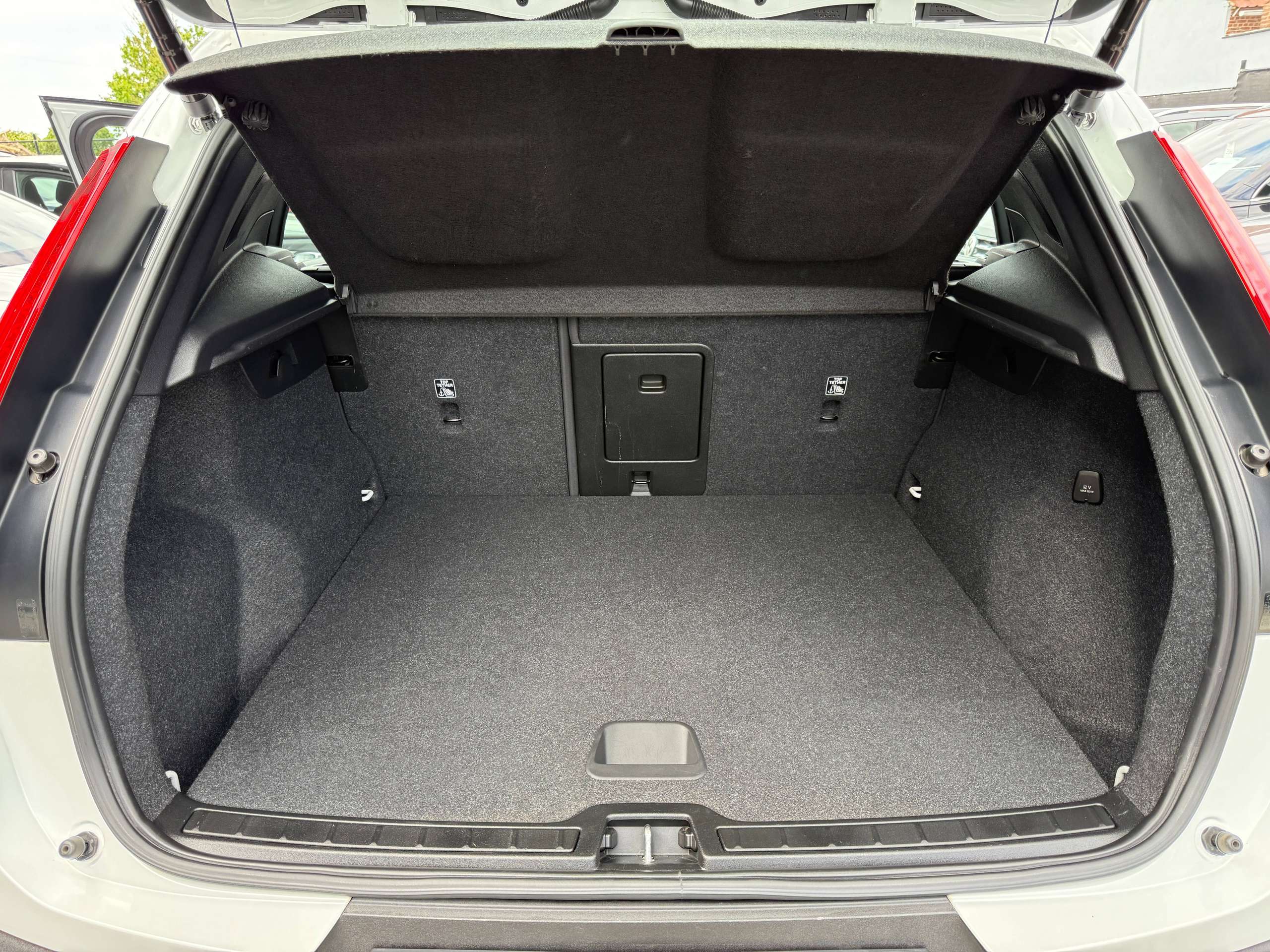 728da898-6fbb-4dd1-8eb1-38ddf528fc4916-volvo-xc40-1-5-t2-navigatie-zwart-leder-opendak-carplay-dab-full-led.jpg