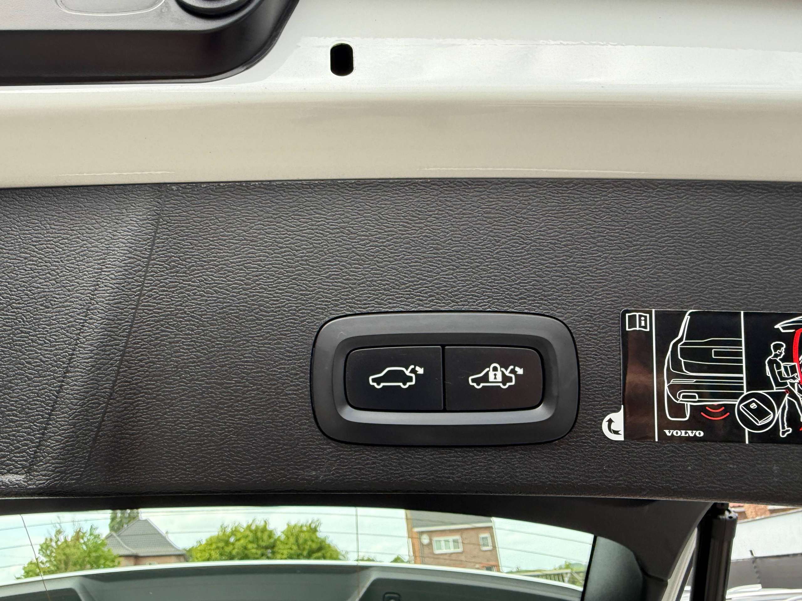 728da898-6fbb-4dd1-8eb1-38ddf528fc4917-volvo-xc40-1-5-t2-navigatie-zwart-leder-opendak-carplay-dab-full-led.jpg