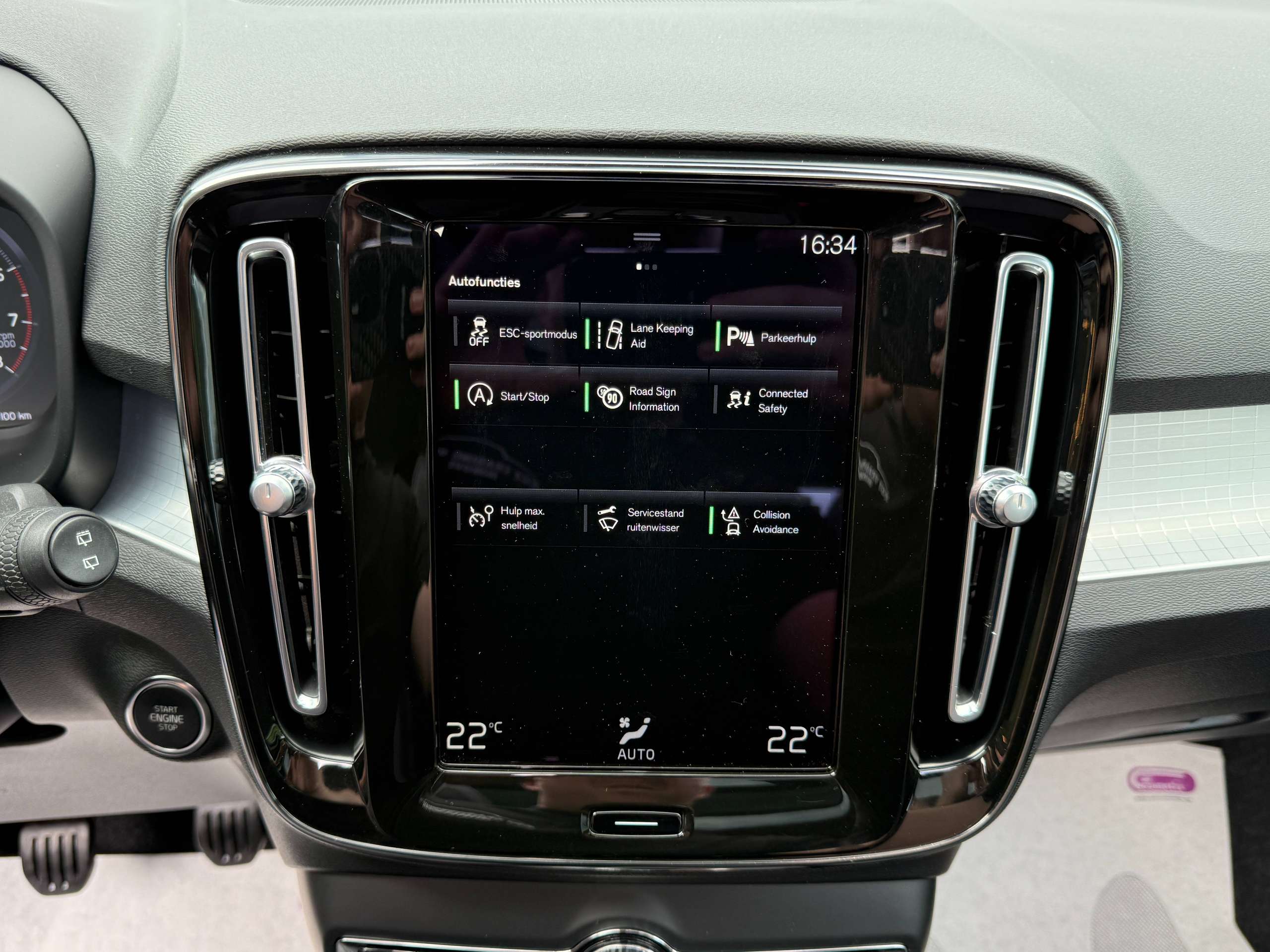 728da898-6fbb-4dd1-8eb1-38ddf528fc4920-volvo-xc40-1-5-t2-navigatie-zwart-leder-opendak-carplay-dab-full-led.jpg