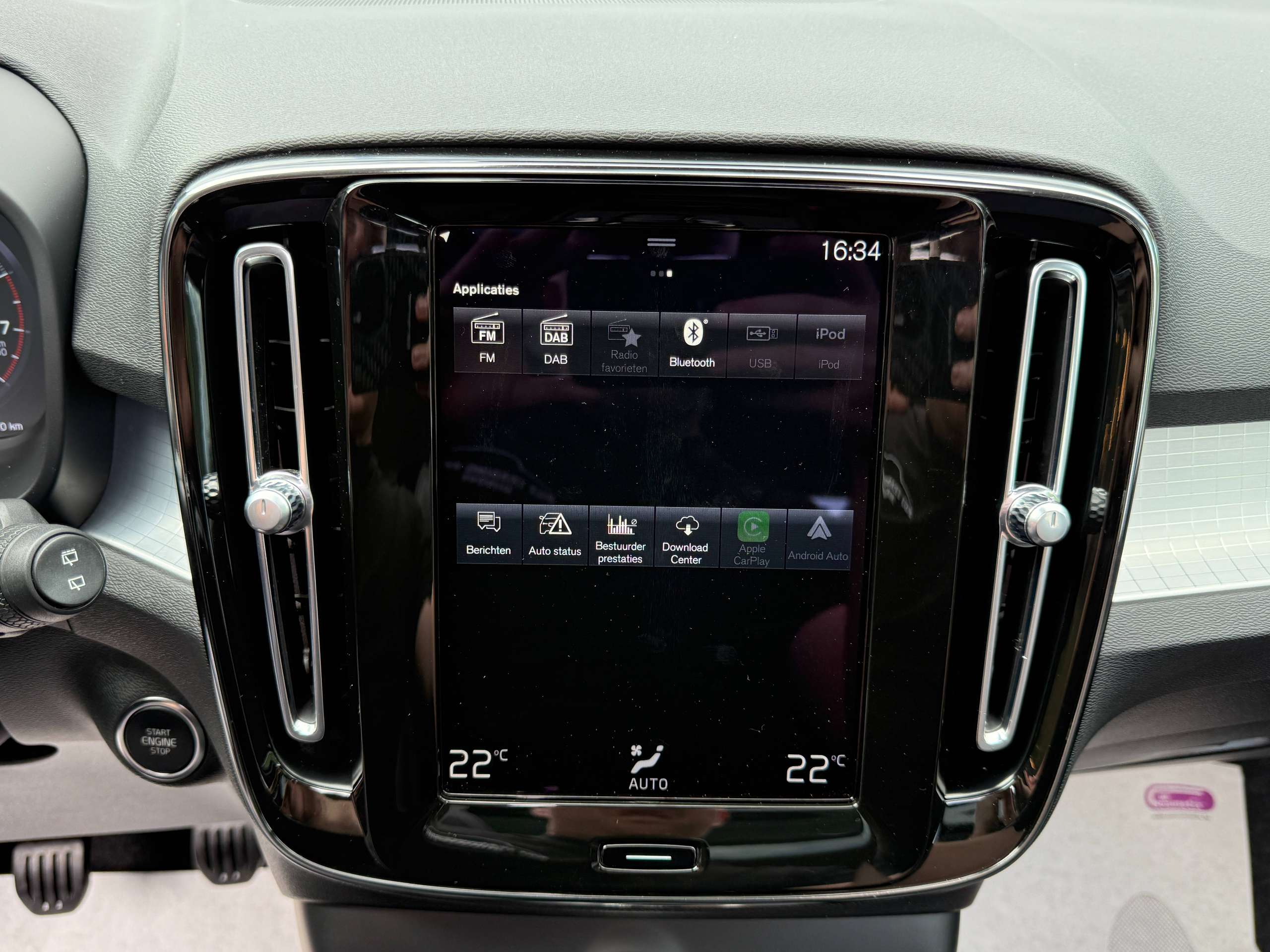 728da898-6fbb-4dd1-8eb1-38ddf528fc4921-volvo-xc40-1-5-t2-navigatie-zwart-leder-opendak-carplay-dab-full-led.jpg
