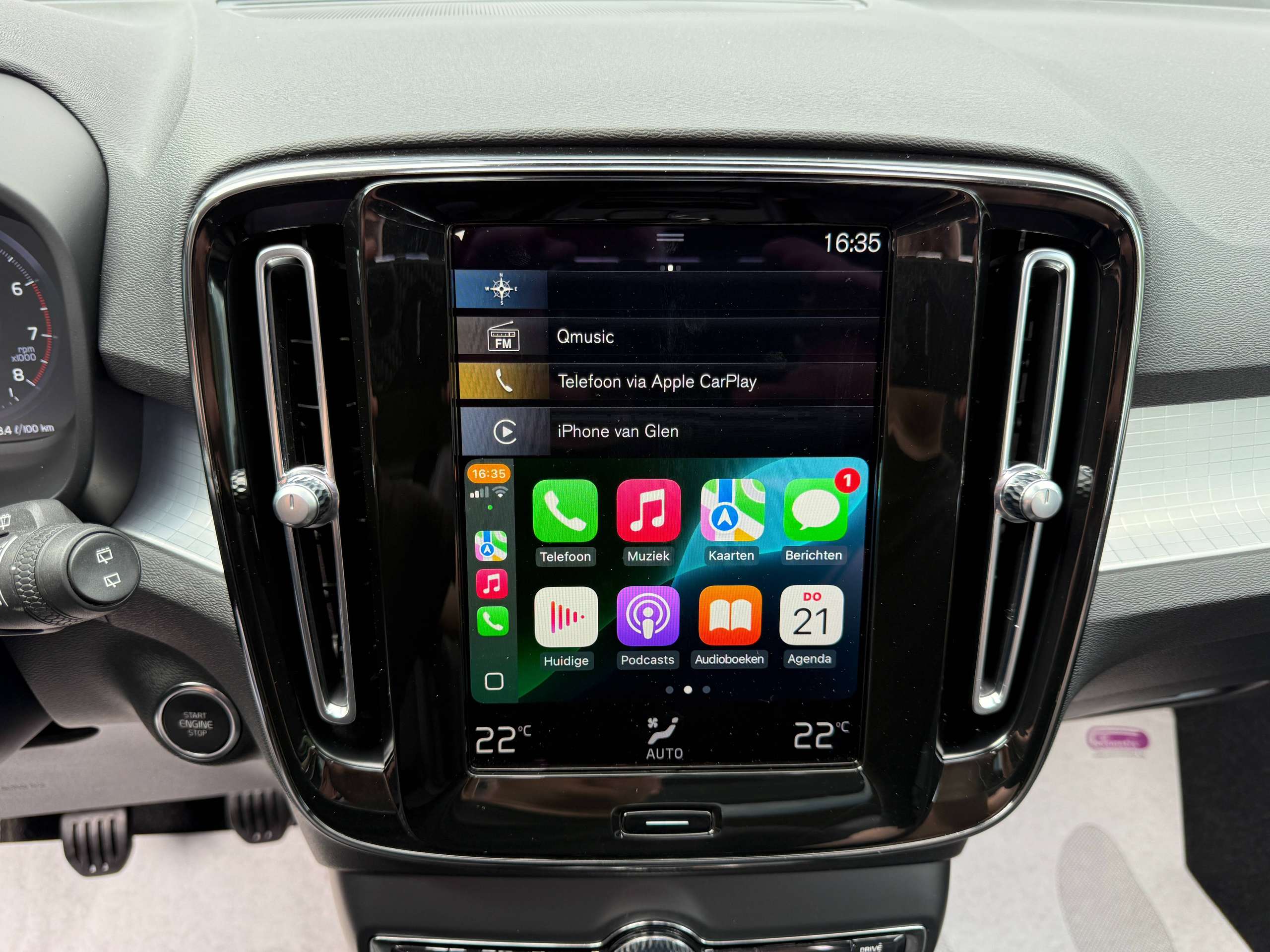 728da898-6fbb-4dd1-8eb1-38ddf528fc4922-volvo-xc40-1-5-t2-navigatie-zwart-leder-opendak-carplay-dab-full-led.jpg