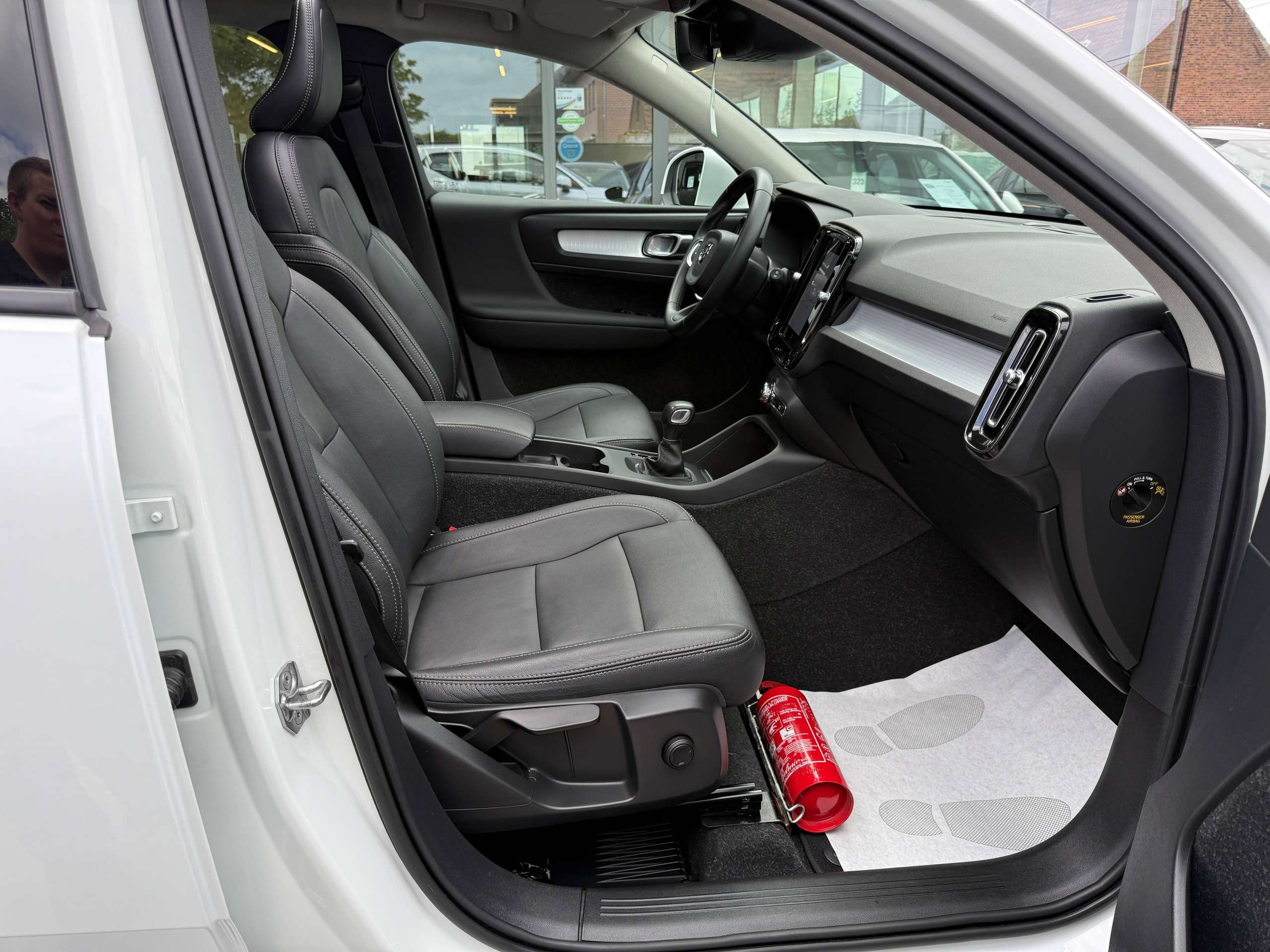 728da898-6fbb-4dd1-8eb1-38ddf528fc4924-volvo-xc40-1-5-t2-navigatie-zwart-leder-opendak-carplay-dab-full-led.jpg