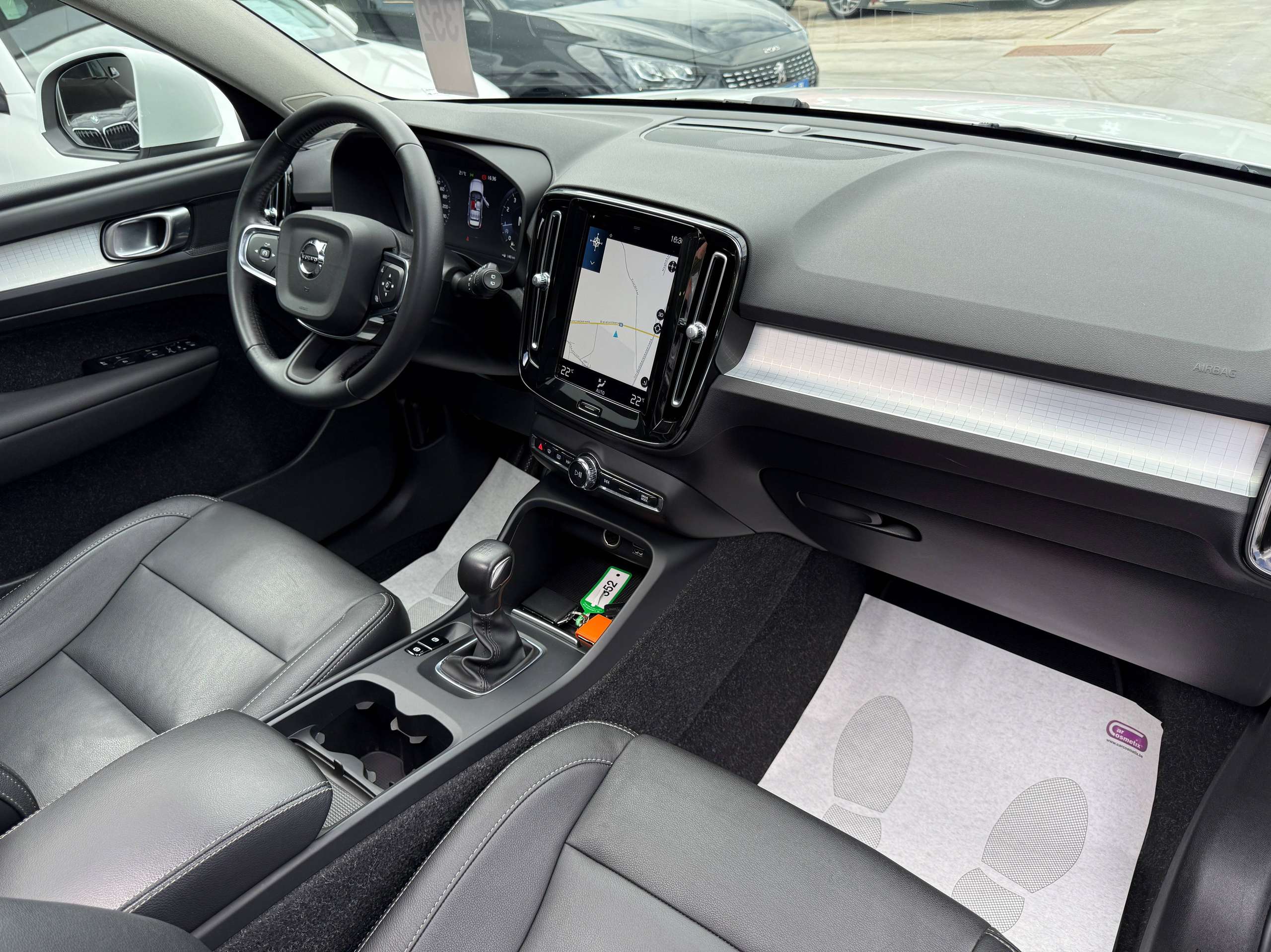 728da898-6fbb-4dd1-8eb1-38ddf528fc4925-volvo-xc40-1-5-t2-navigatie-zwart-leder-opendak-carplay-dab-full-led.jpg