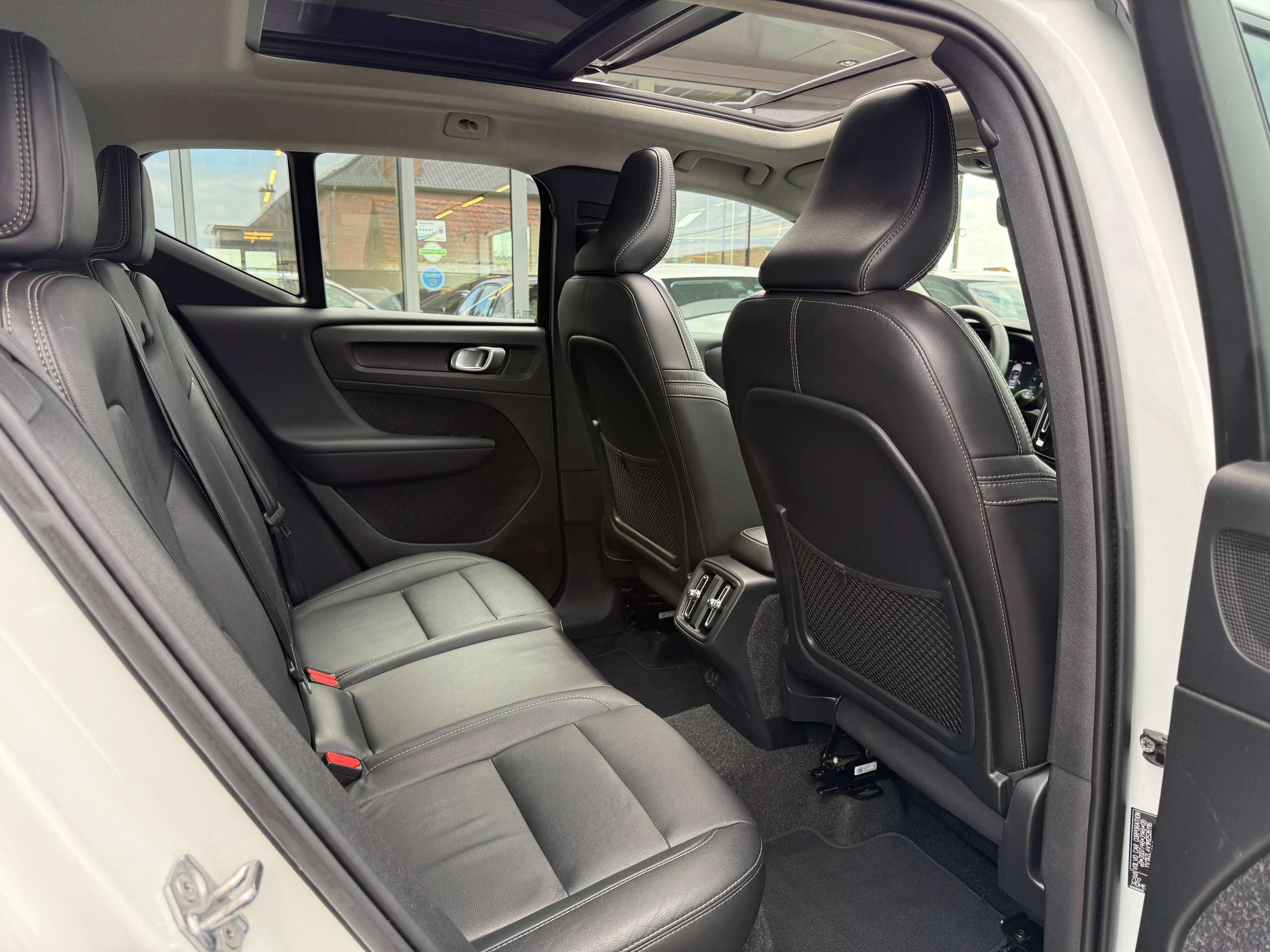 728da898-6fbb-4dd1-8eb1-38ddf528fc4928-volvo-xc40-1-5-t2-navigatie-zwart-leder-opendak-carplay-dab-full-led.jpg