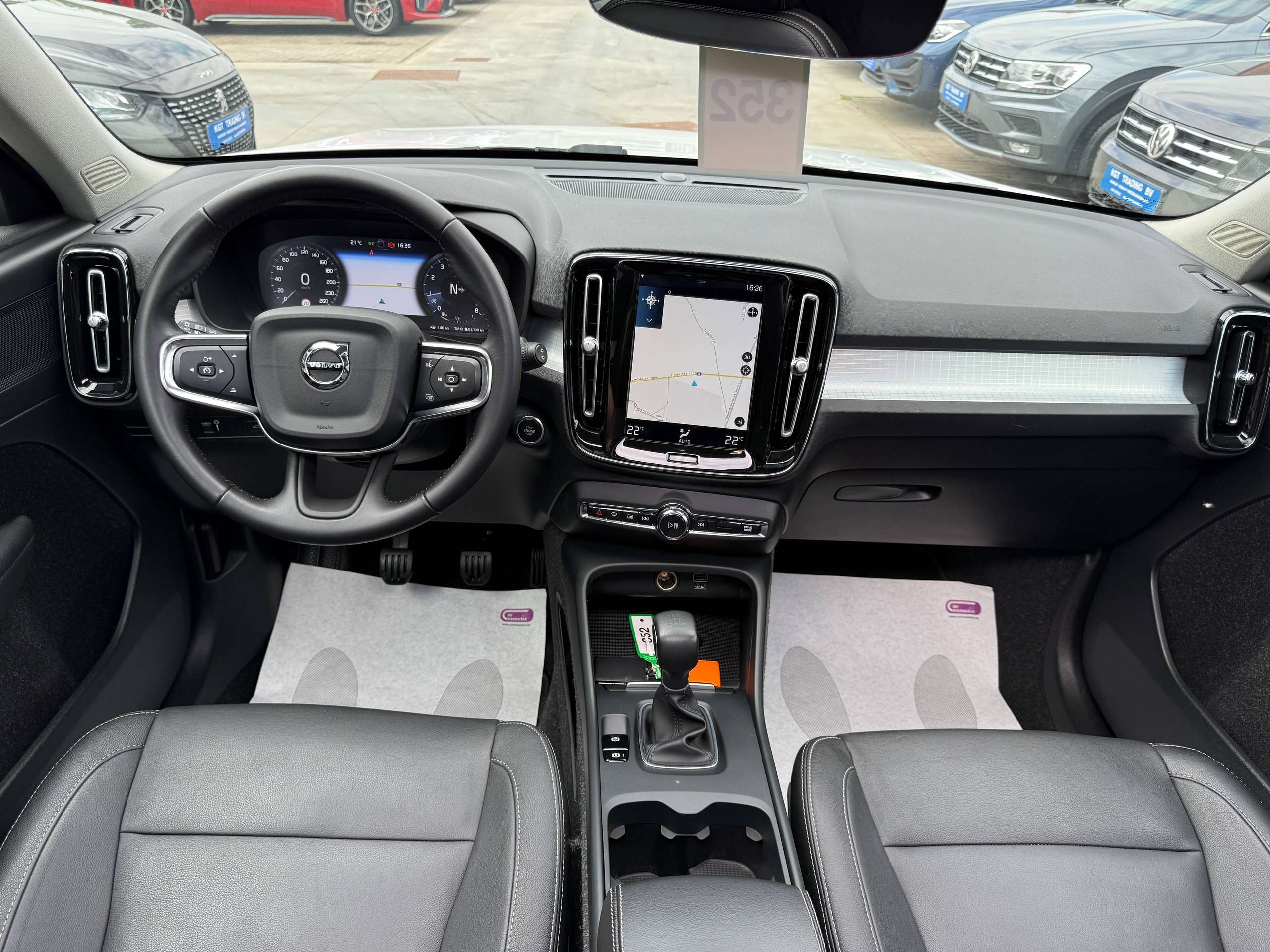 728da898-6fbb-4dd1-8eb1-38ddf528fc4929-volvo-xc40-1-5-t2-navigatie-zwart-leder-opendak-carplay-dab-full-led.jpg