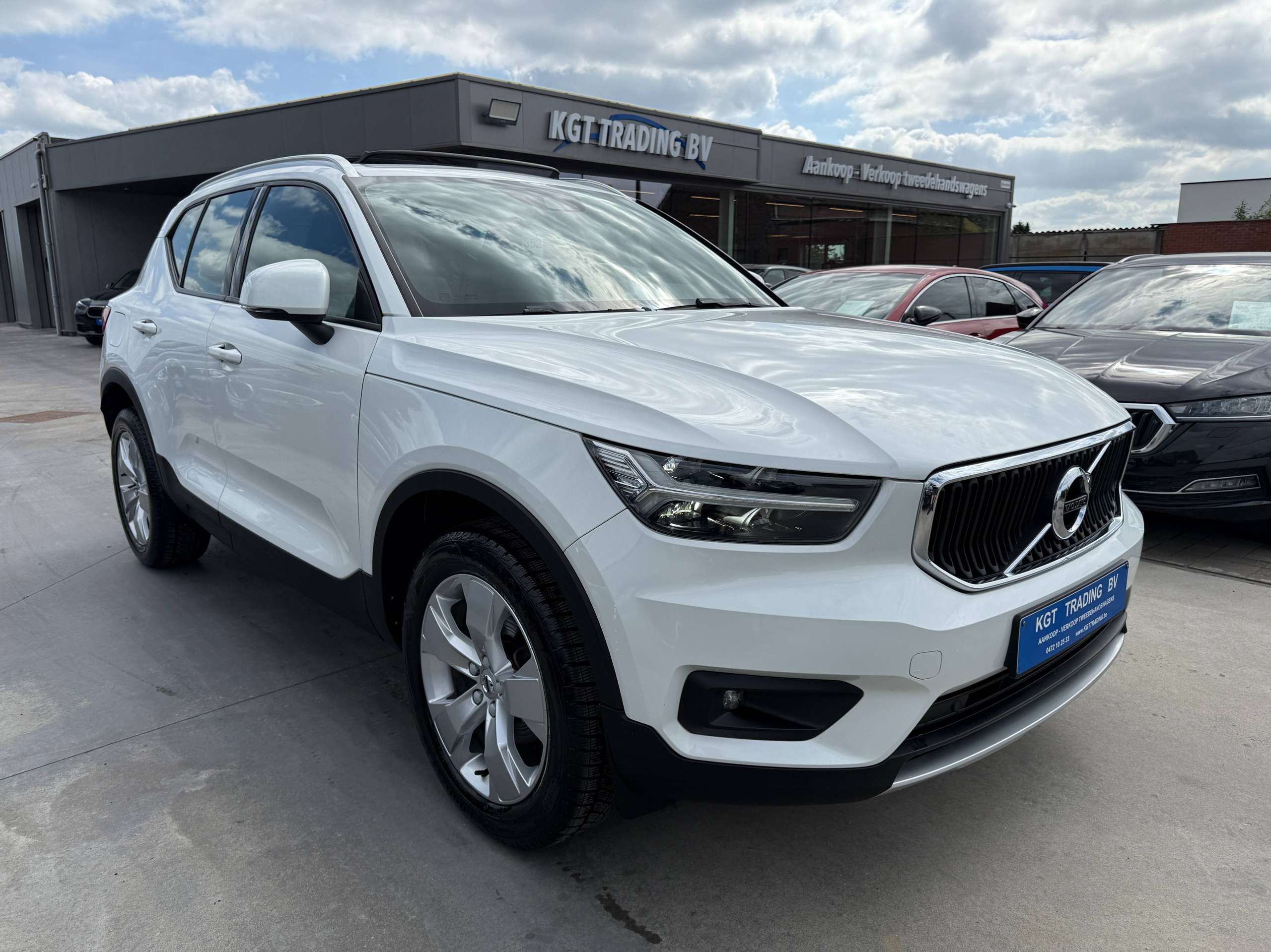 728da898-6fbb-4dd1-8eb1-38ddf528fc493-volvo-xc40-1-5-t2-navigatie-zwart-leder-opendak-carplay-dab-full-led.jpg