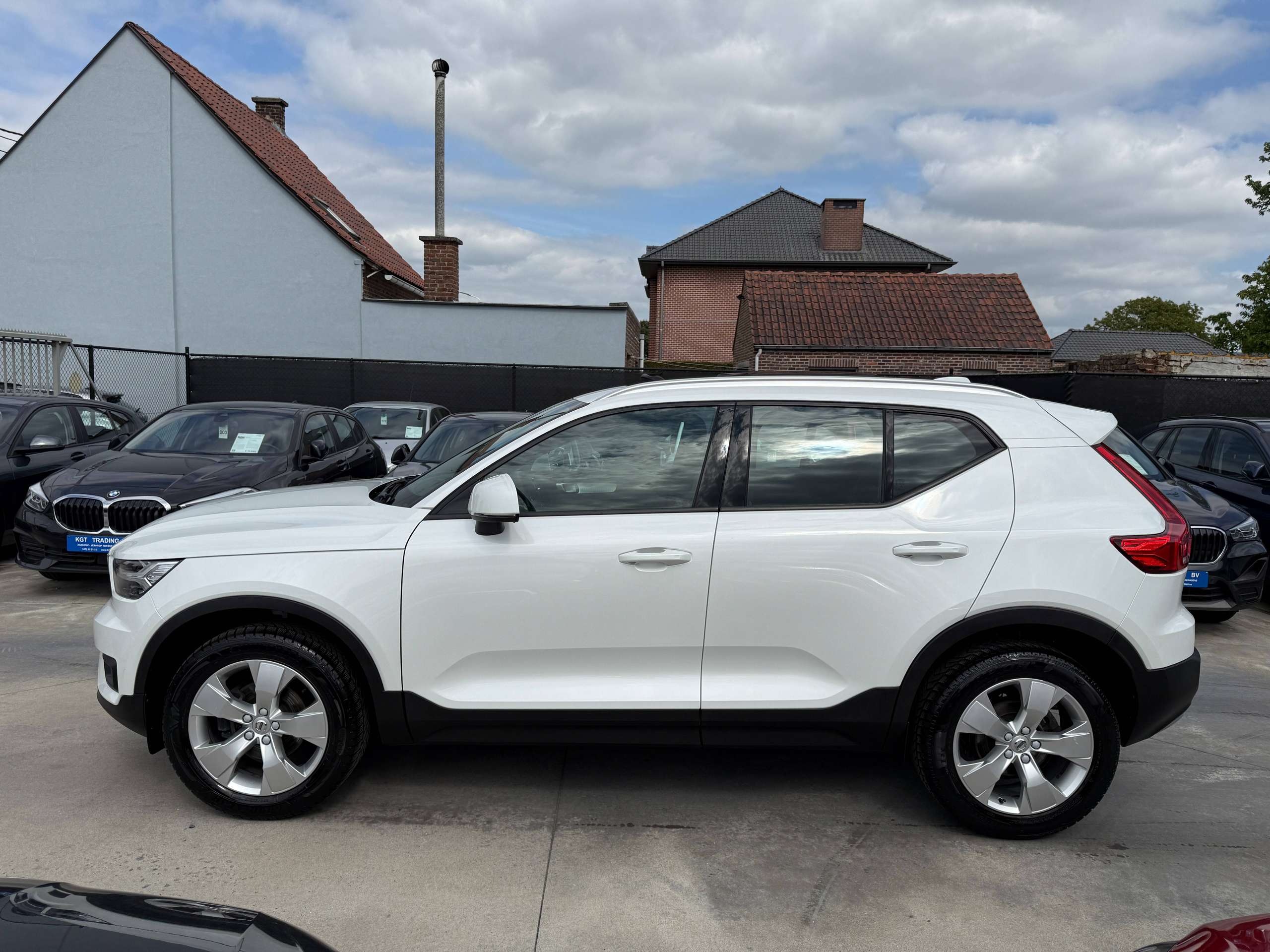 728da898-6fbb-4dd1-8eb1-38ddf528fc498-volvo-xc40-1-5-t2-navigatie-zwart-leder-opendak-carplay-dab-full-led.jpg